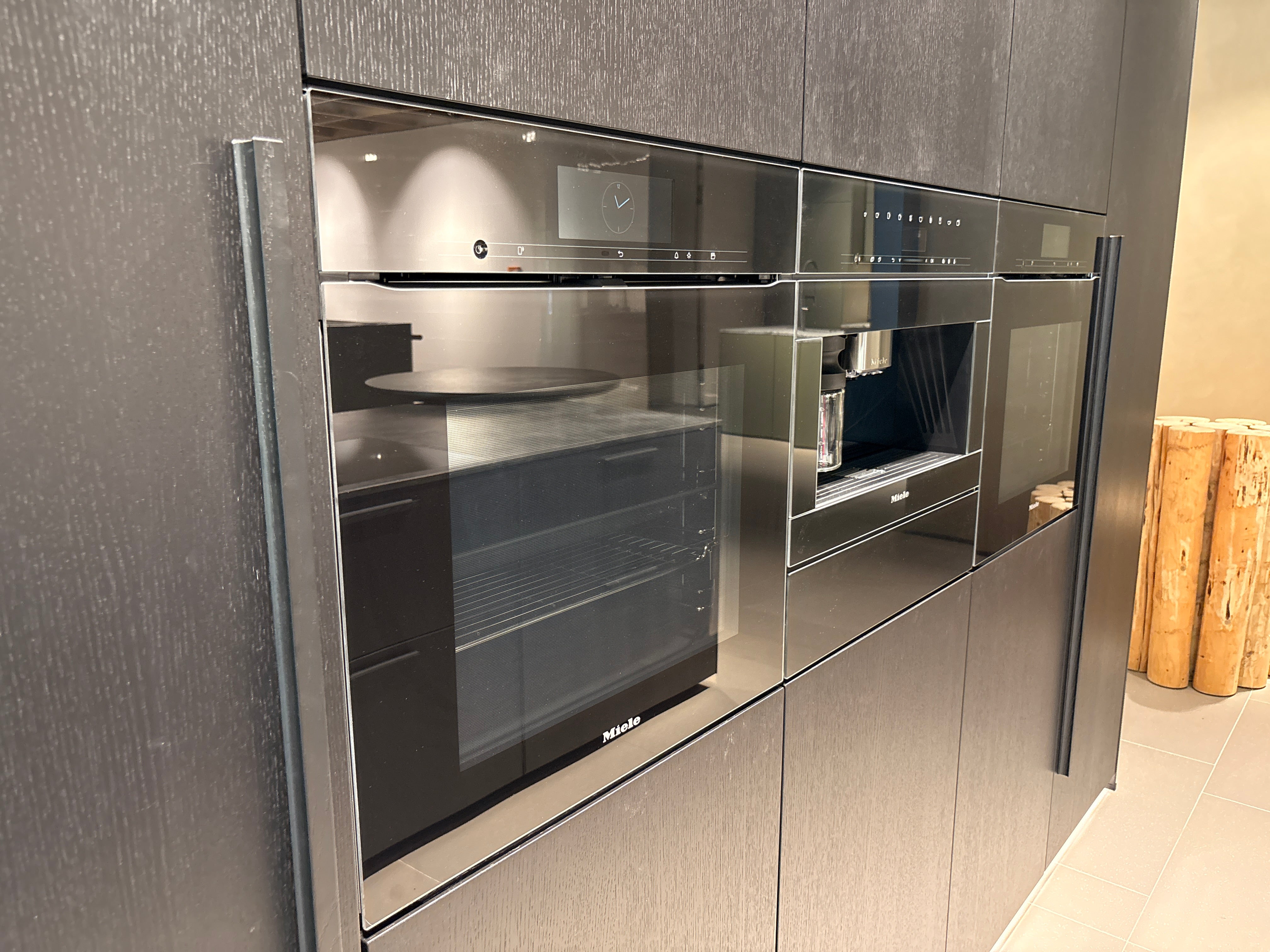 05073 - Next125 Designkeuken met Spiegelend Eiland en Geïntegreerde Bartafel