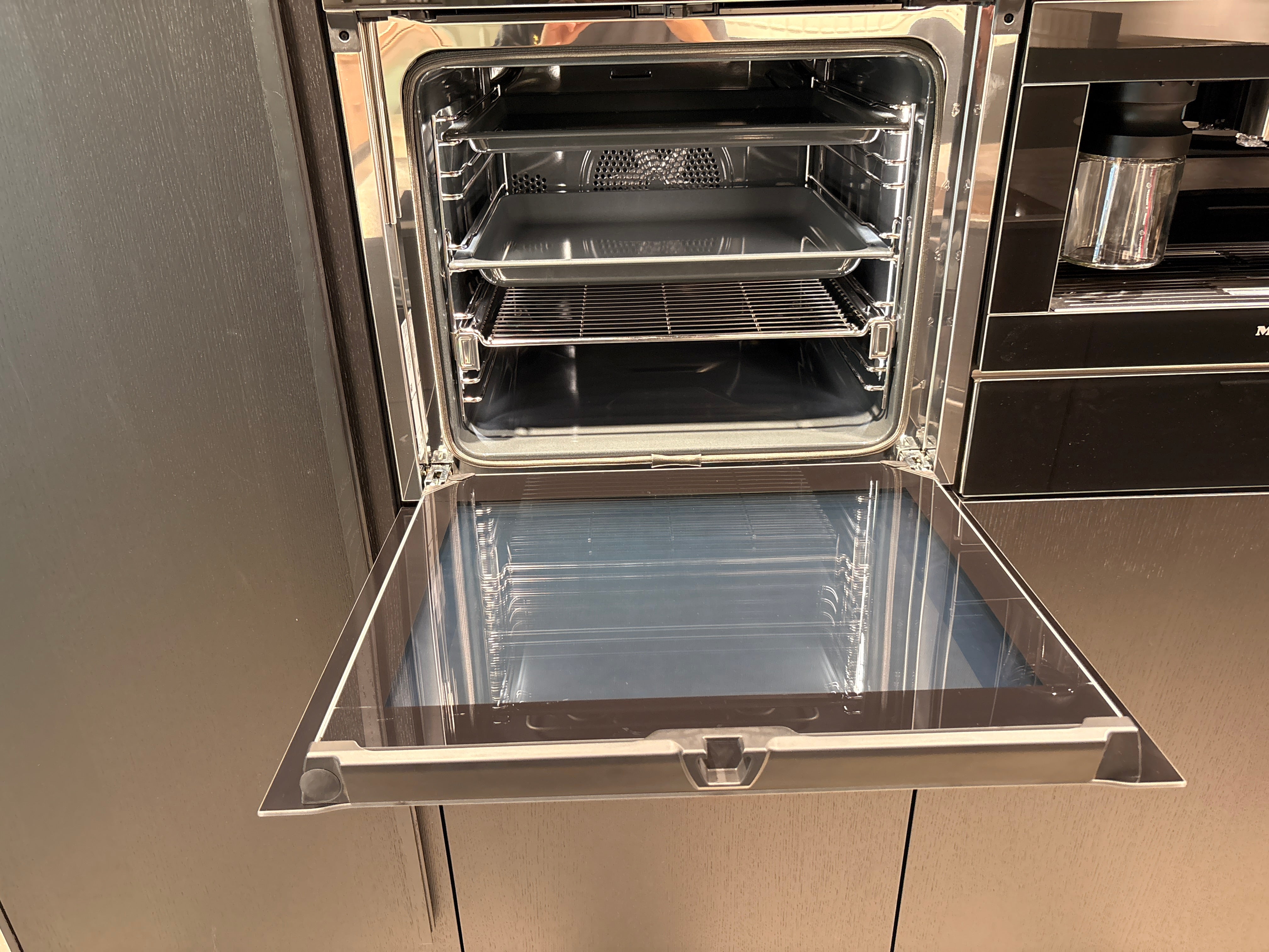 05073 - Next125 Designkeuken met Spiegelend Eiland en Geïntegreerde Bartafel