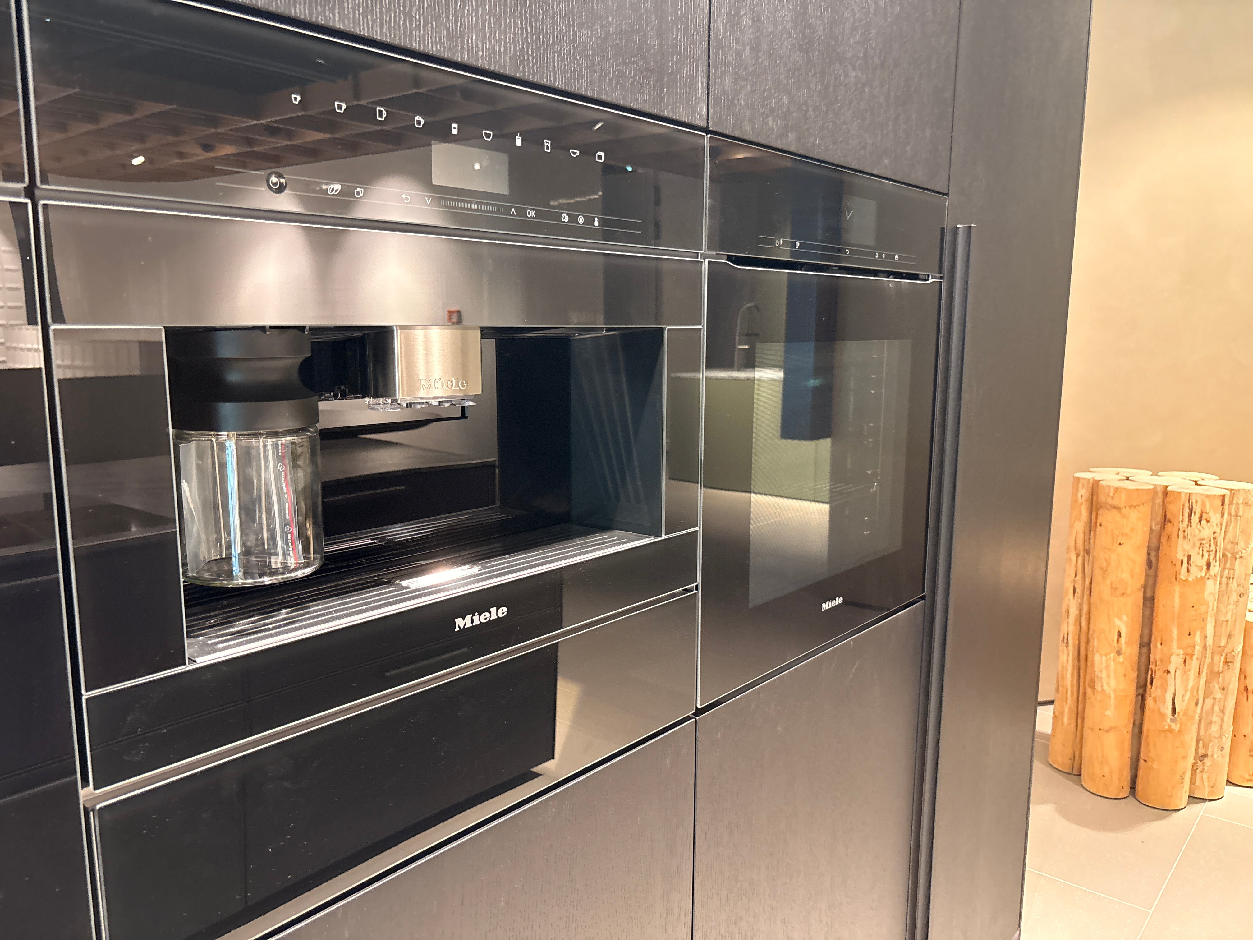 05073 - Next125 Designkeuken met Spiegelend Eiland en Geïntegreerde Bartafel