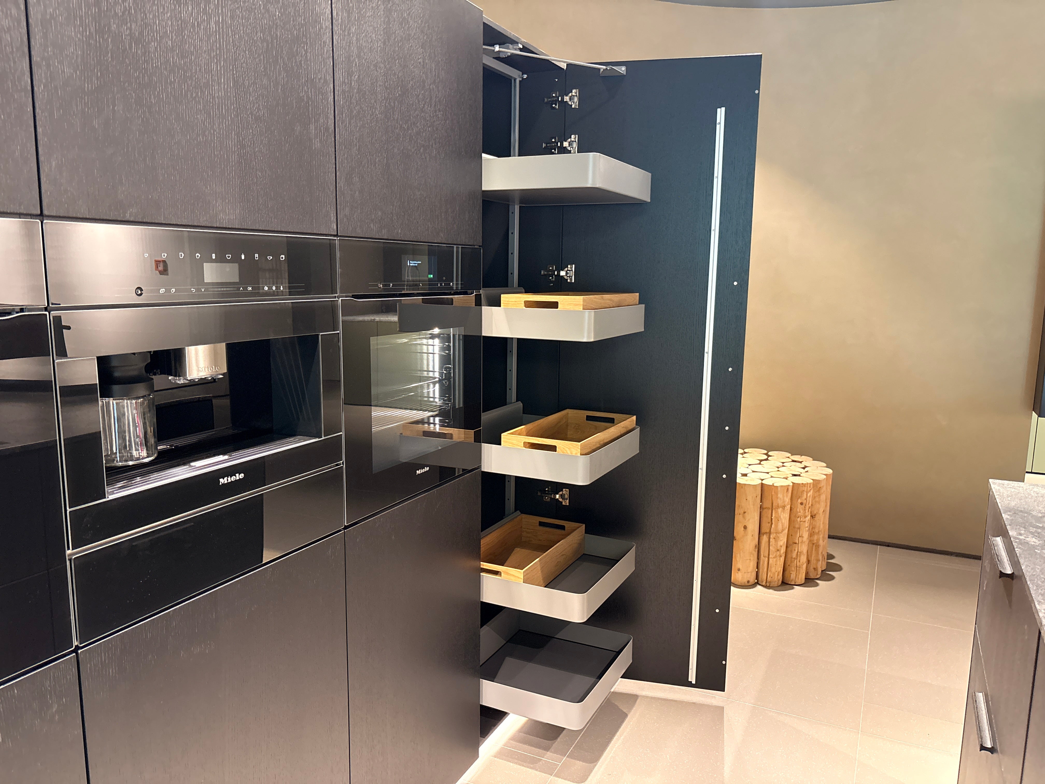 05073 - Next125 Designkeuken met Spiegelend Eiland en Geïntegreerde Bartafel