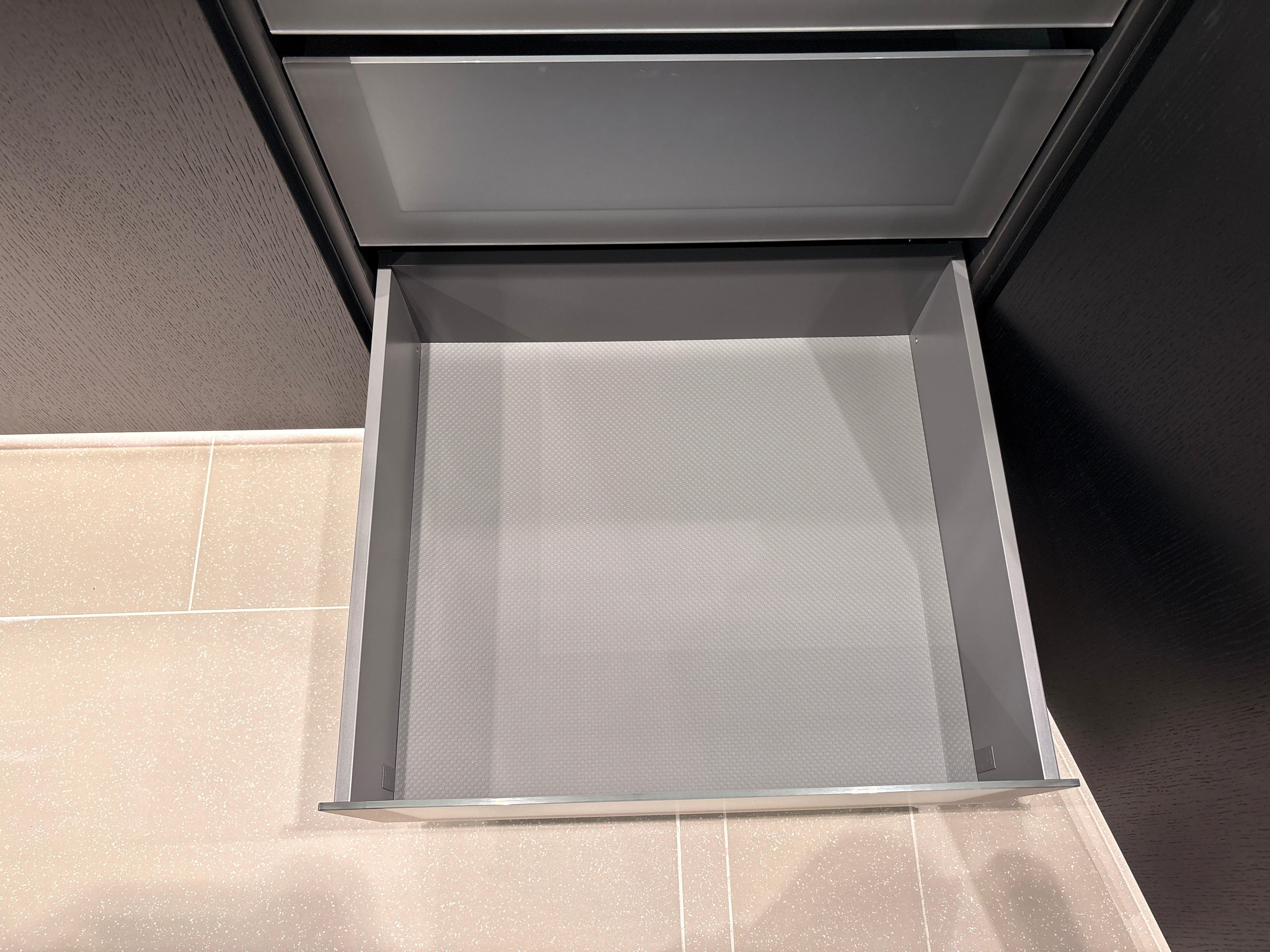 05073 - Next125 Designkeuken met Spiegelend Eiland en Geïntegreerde Bartafel