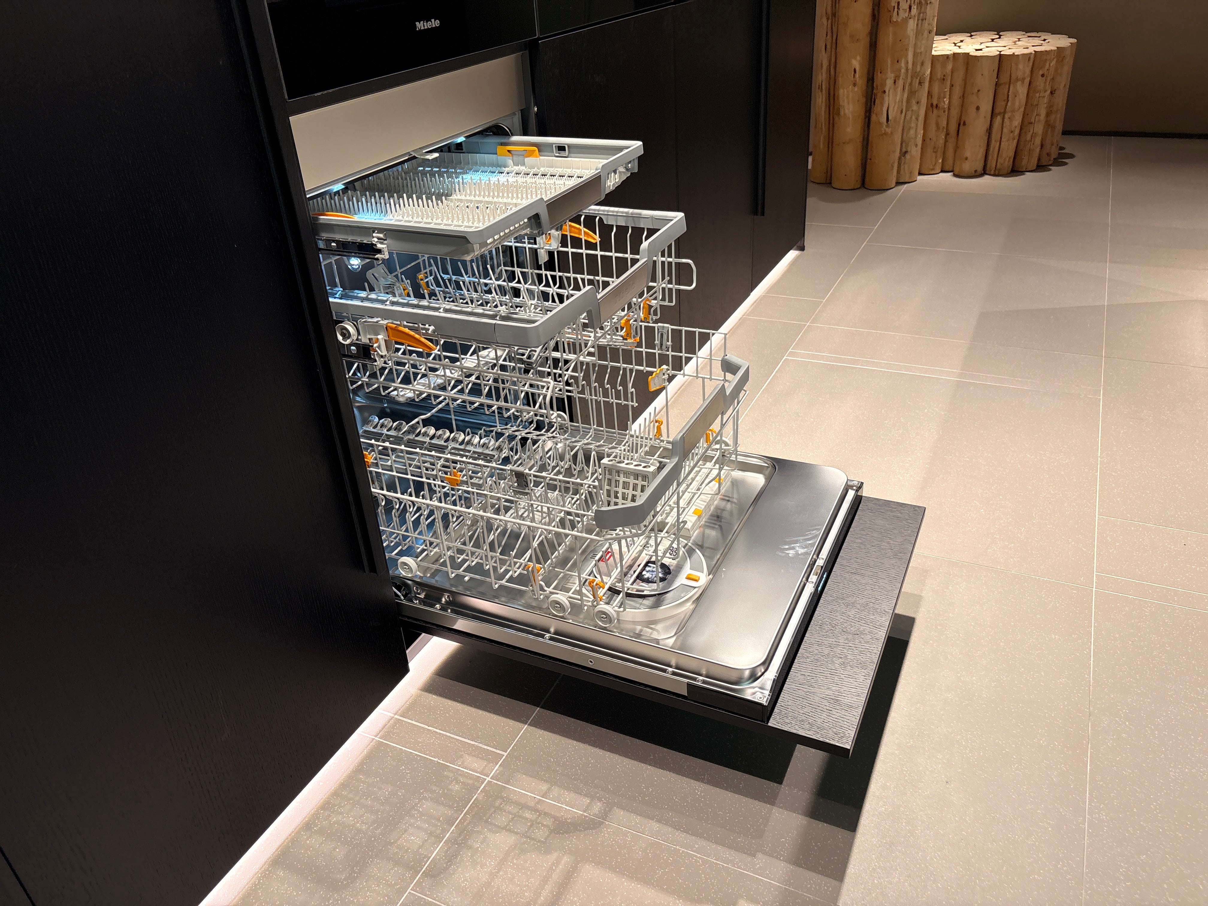 05073 - Next125 Designkeuken met Spiegelend Eiland en Geïntegreerde Bartafel