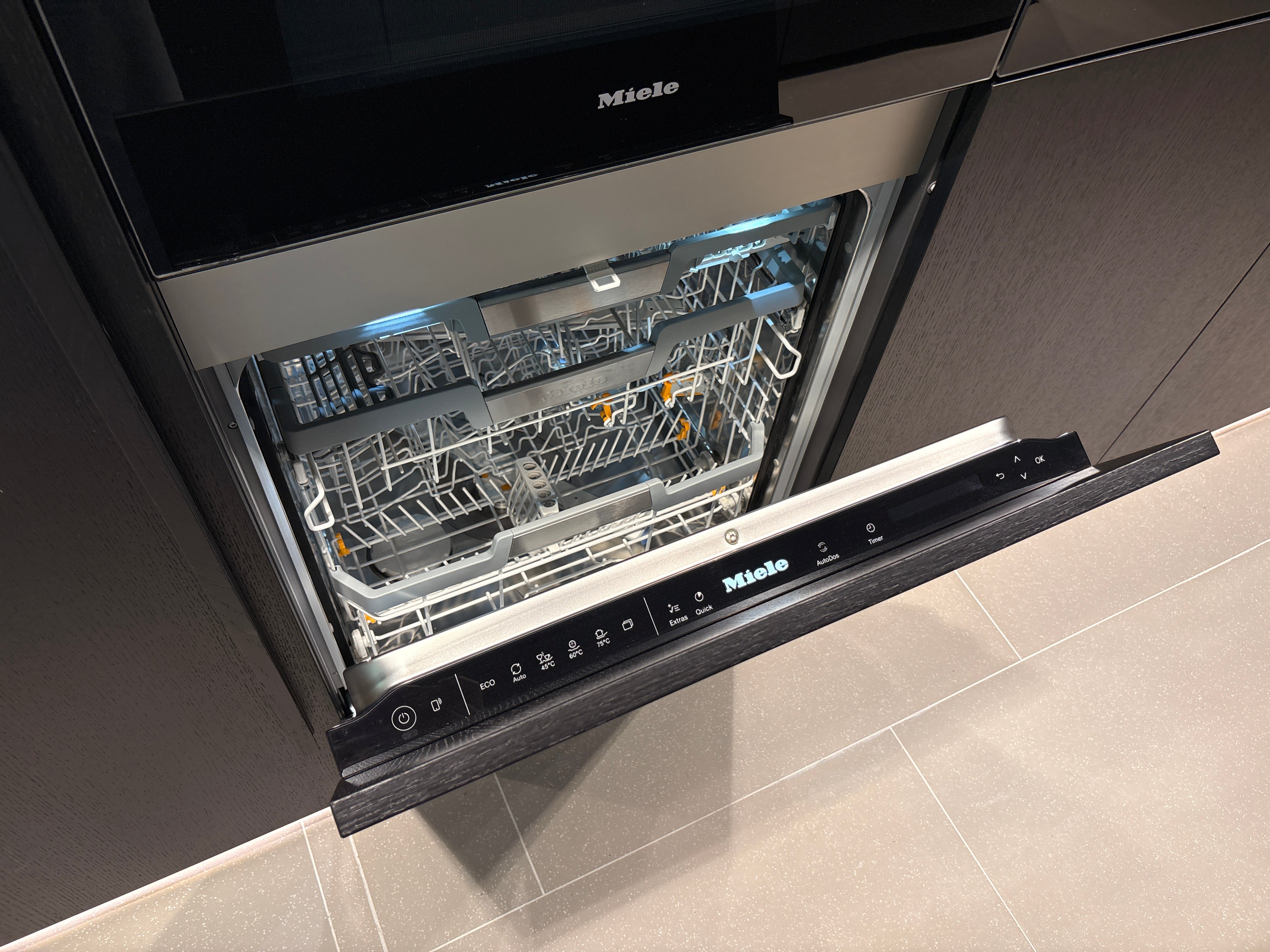 05073 - Next125 Designkeuken met Spiegelend Eiland en Geïntegreerde Bartafel