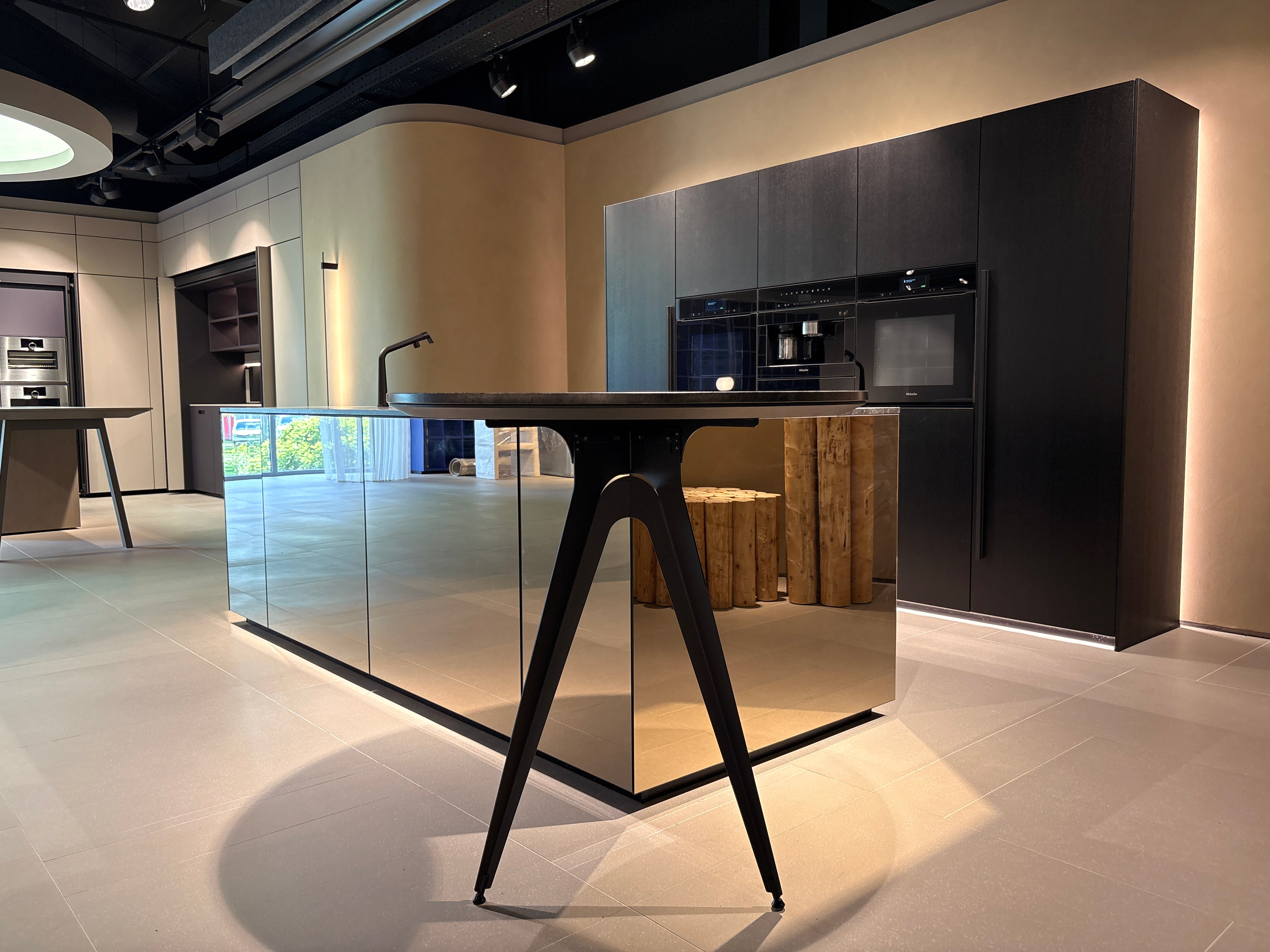 05073 - Next125 Designkeuken met Spiegelend Eiland en Geïntegreerde Bartafel