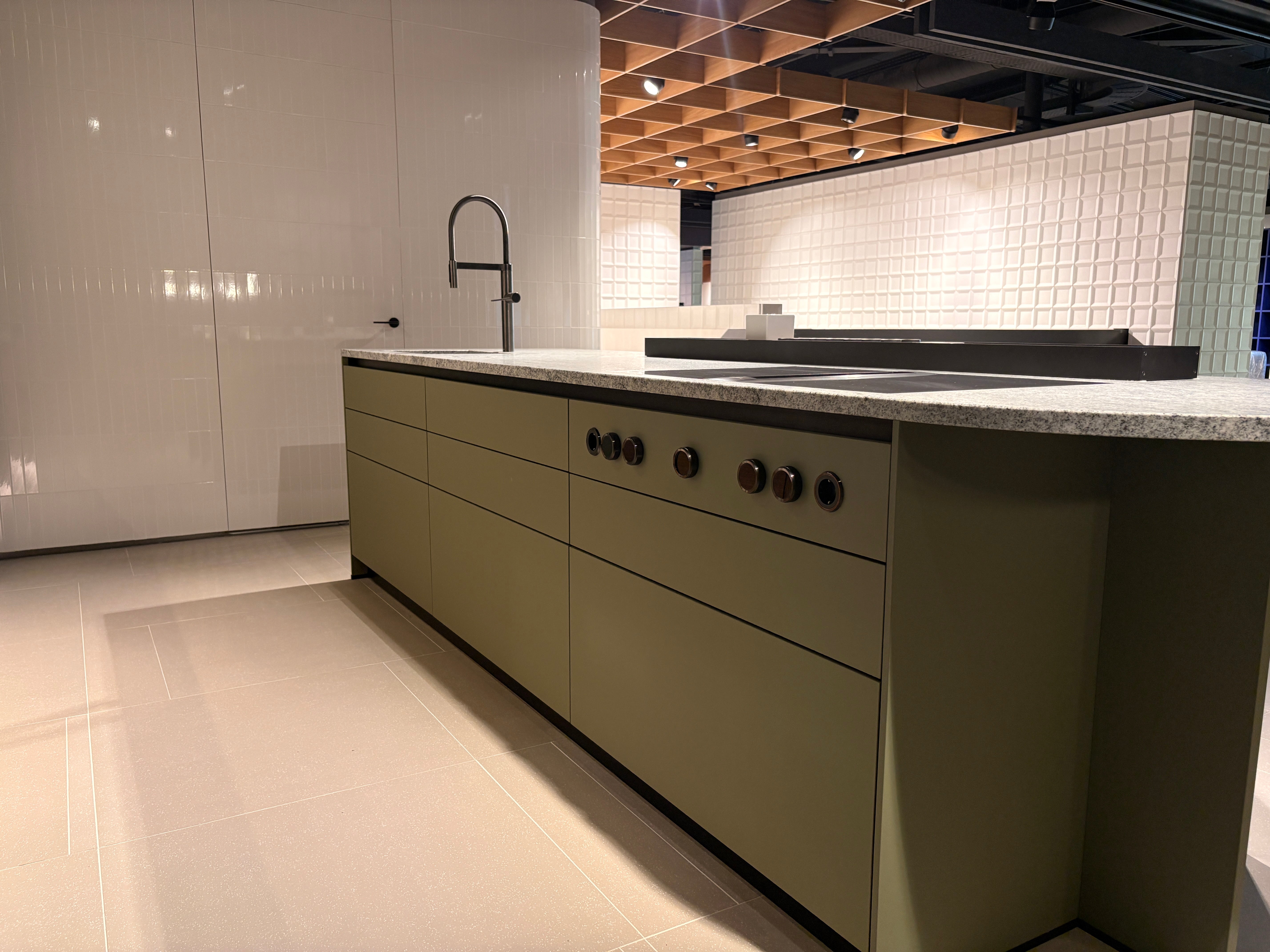 05075 - Next 125 eilandkeuken in saliegroen met luxe kastenwand