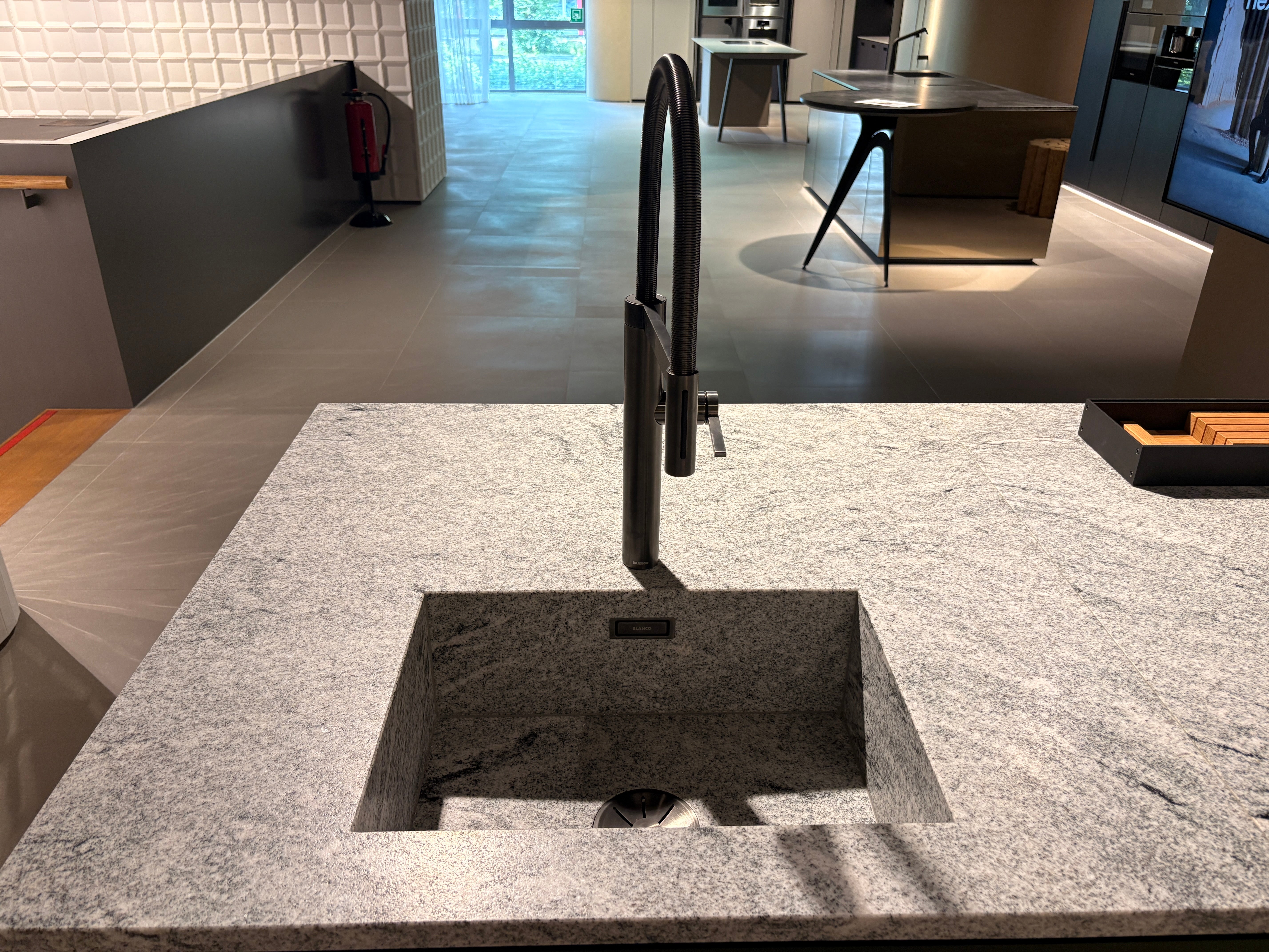 05075 - Next 125 eilandkeuken in saliegroen met luxe kastenwand