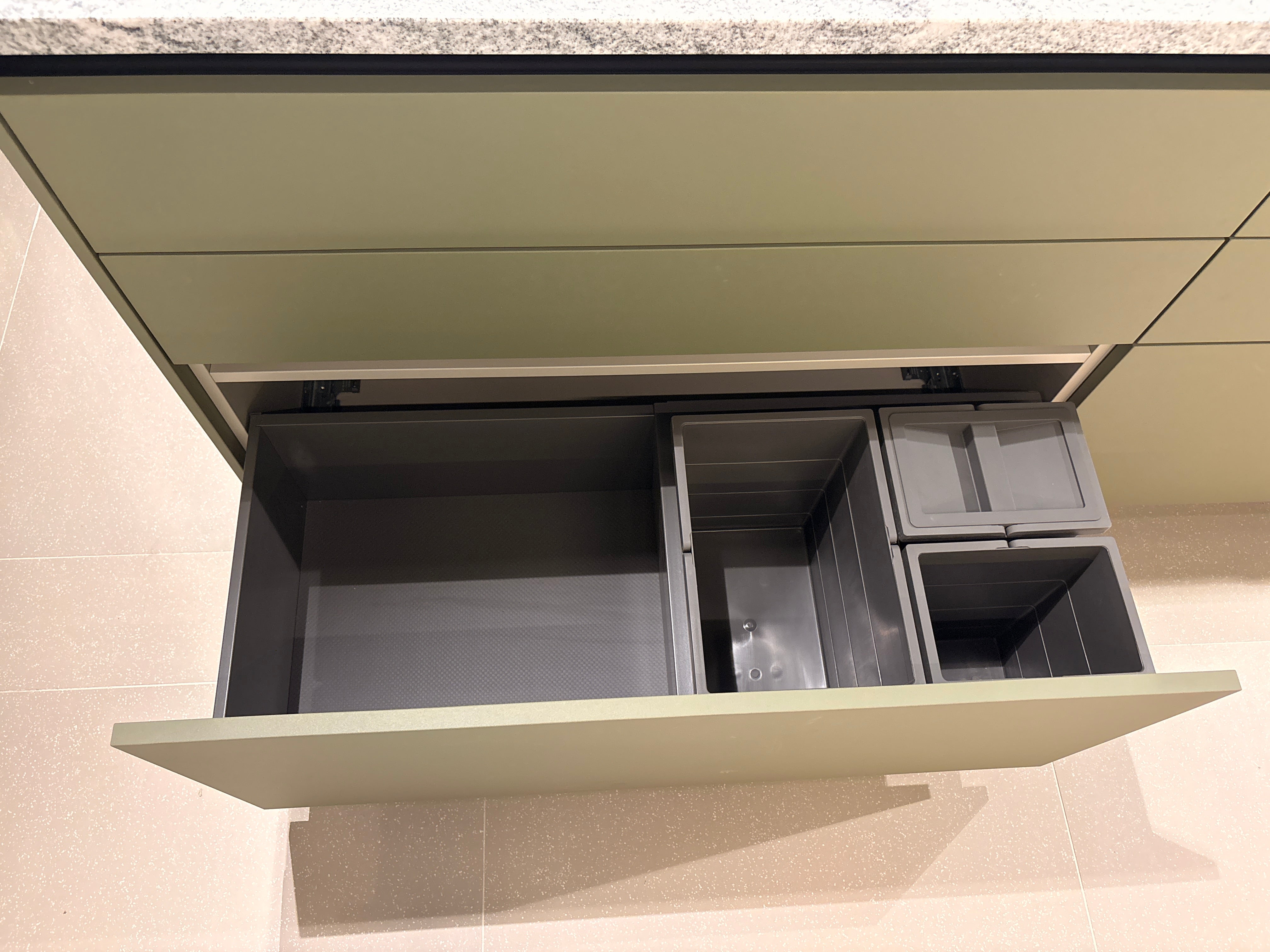 05075 - Next 125 eilandkeuken in saliegroen met luxe kastenwand