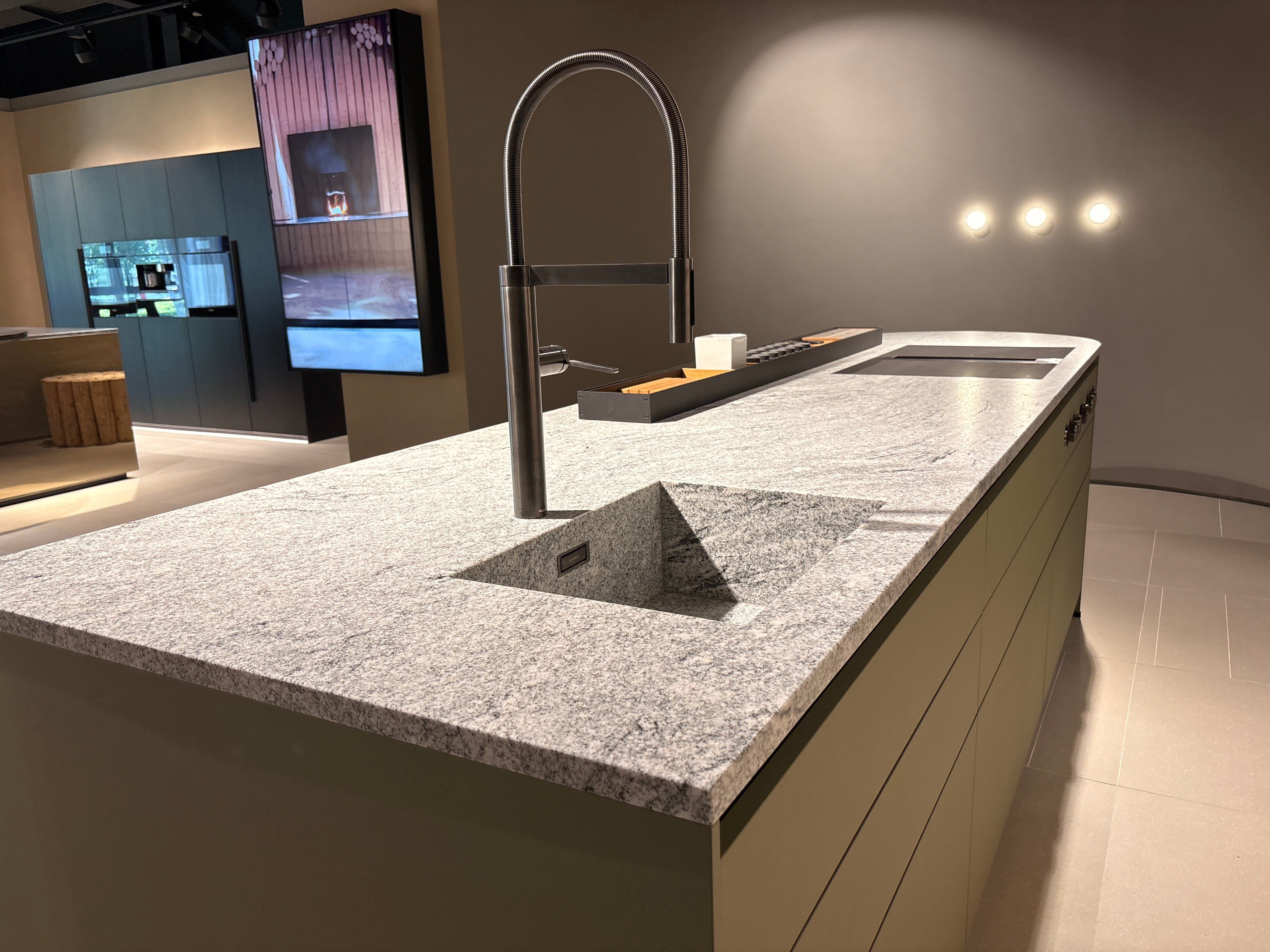 05075 - Next 125 eilandkeuken in saliegroen met luxe kastenwand