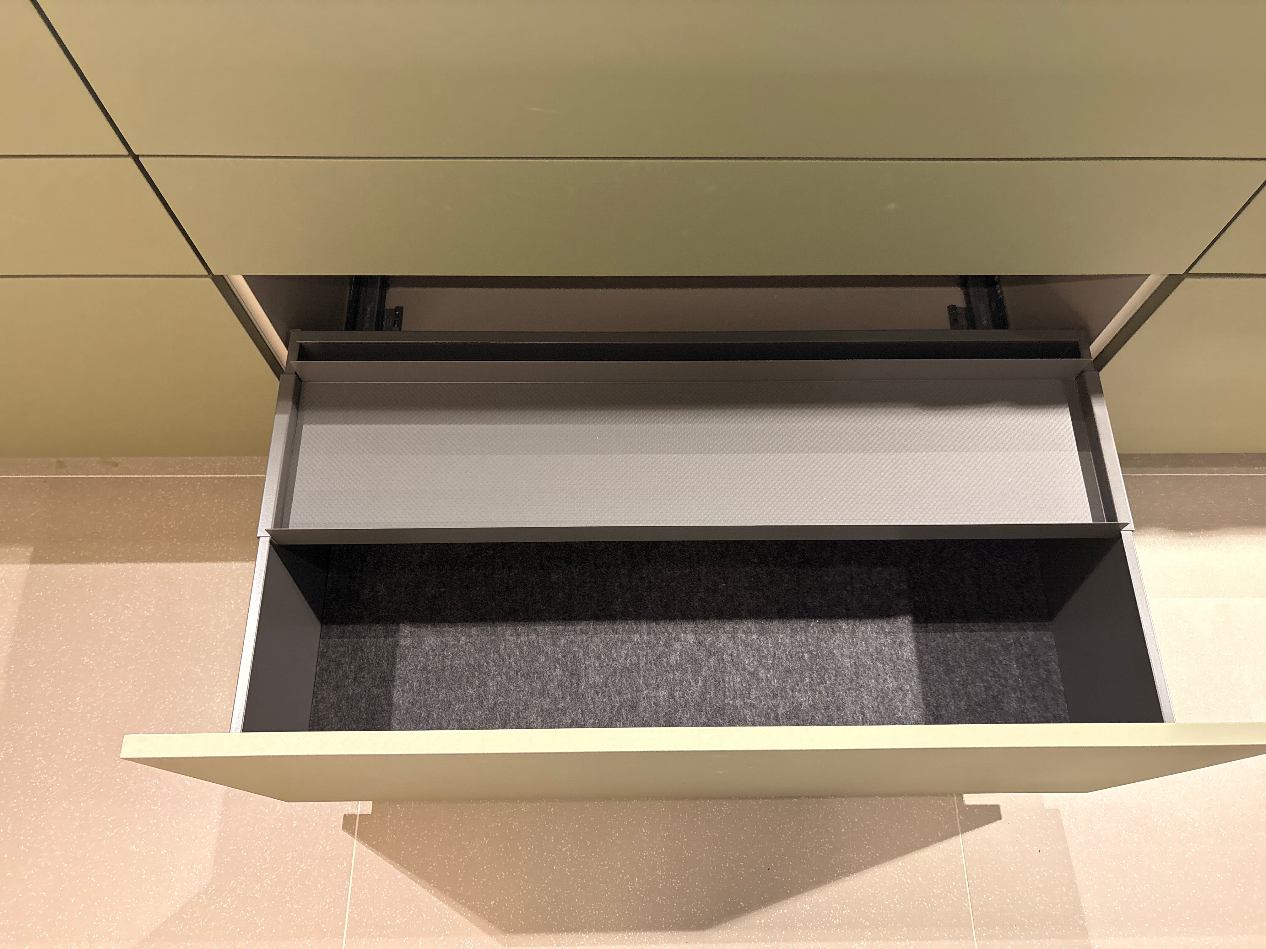 05075 - Next 125 eilandkeuken in saliegroen met luxe kastenwand
