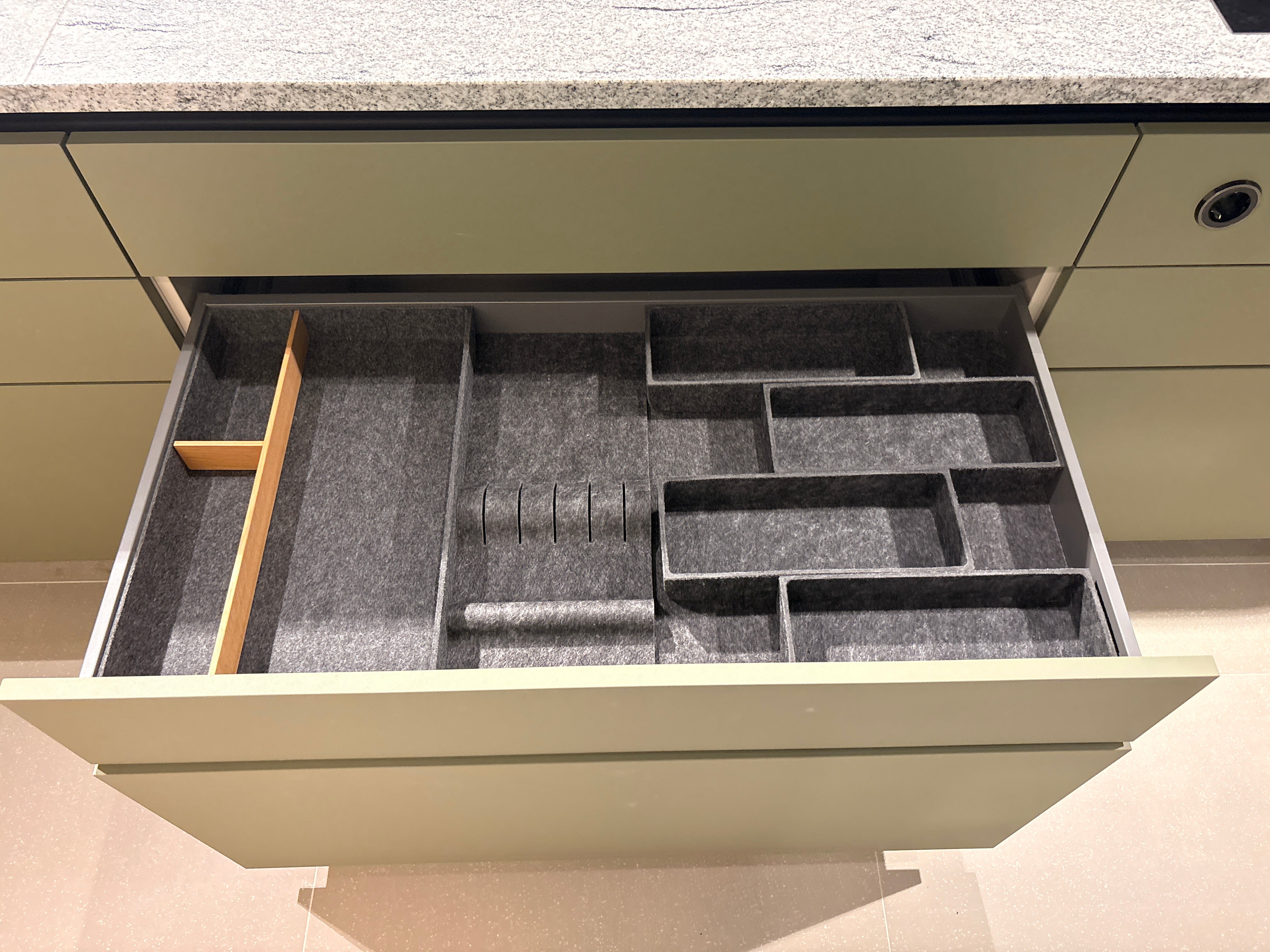 05075 - Next 125 eilandkeuken in saliegroen met luxe kastenwand