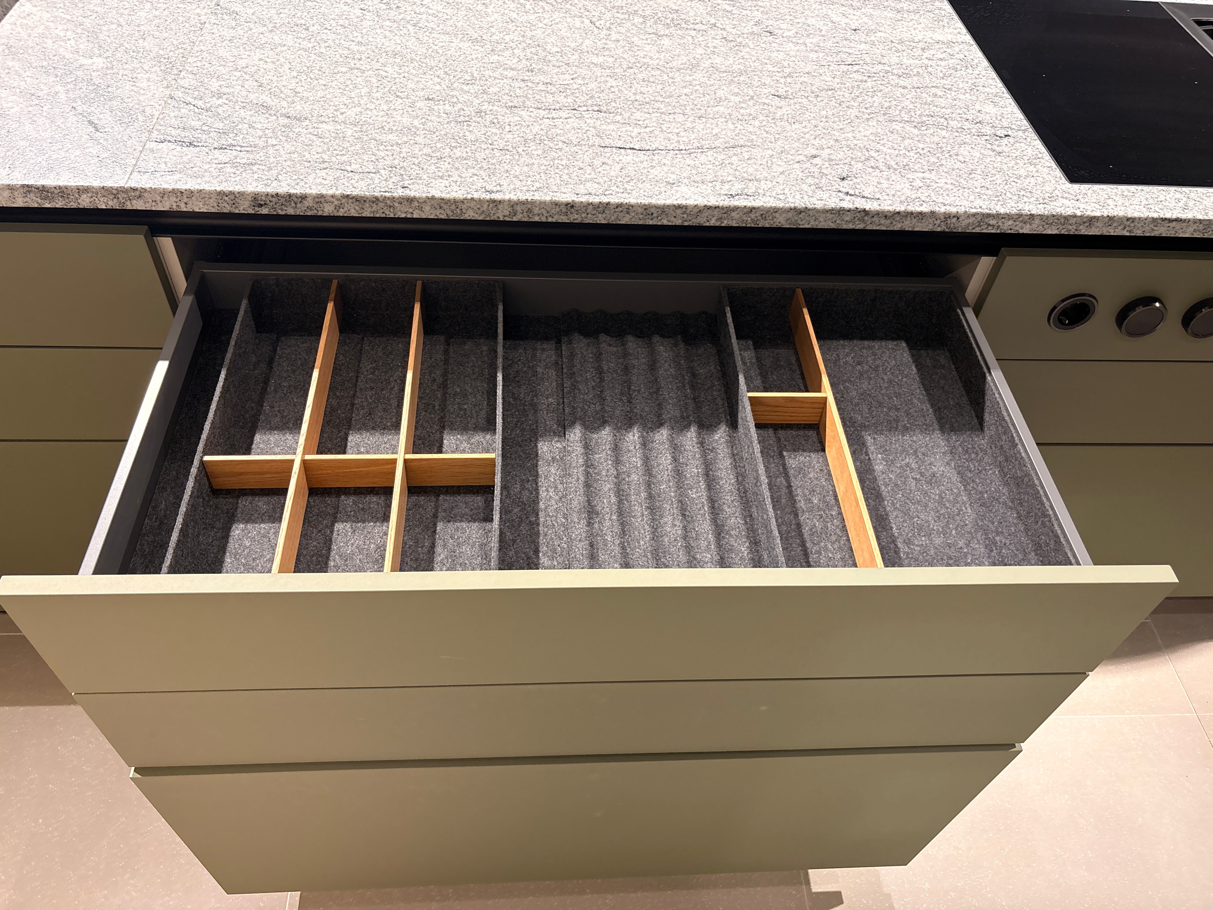 05075 - Next 125 eilandkeuken in saliegroen met luxe kastenwand