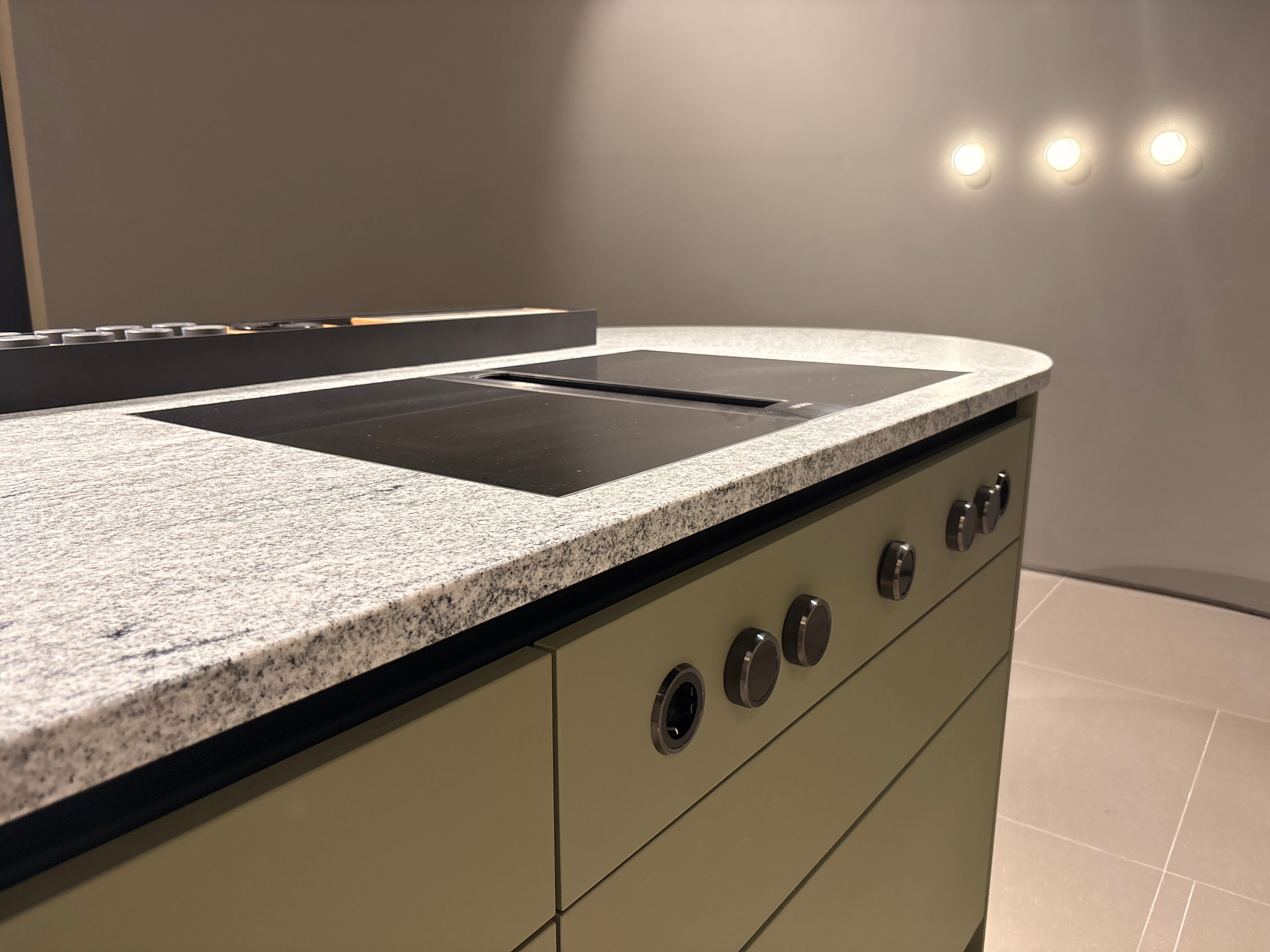 05075 - Next 125 eilandkeuken in saliegroen met luxe kastenwand