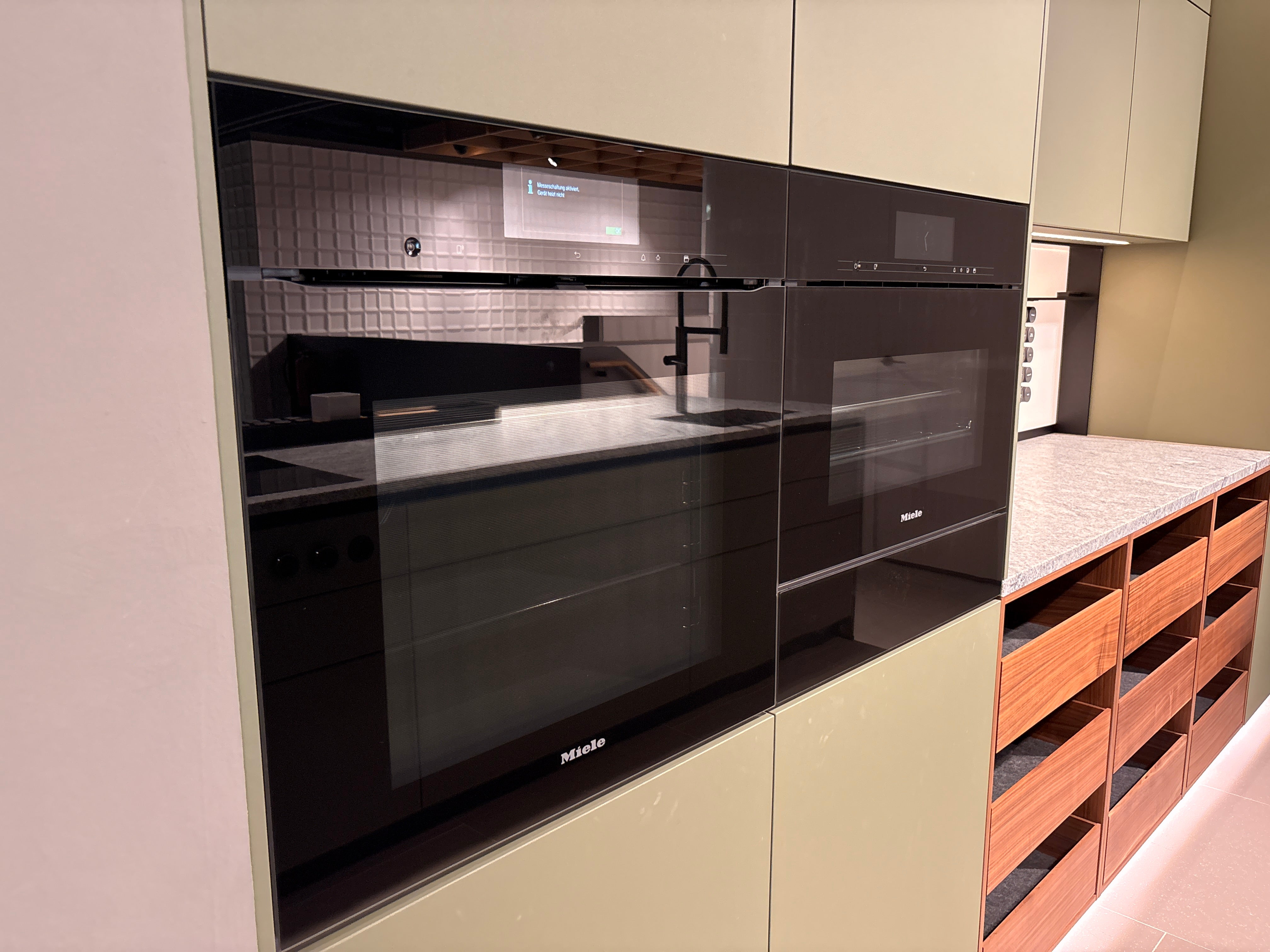 05075 - Next 125 eilandkeuken in saliegroen met luxe kastenwand