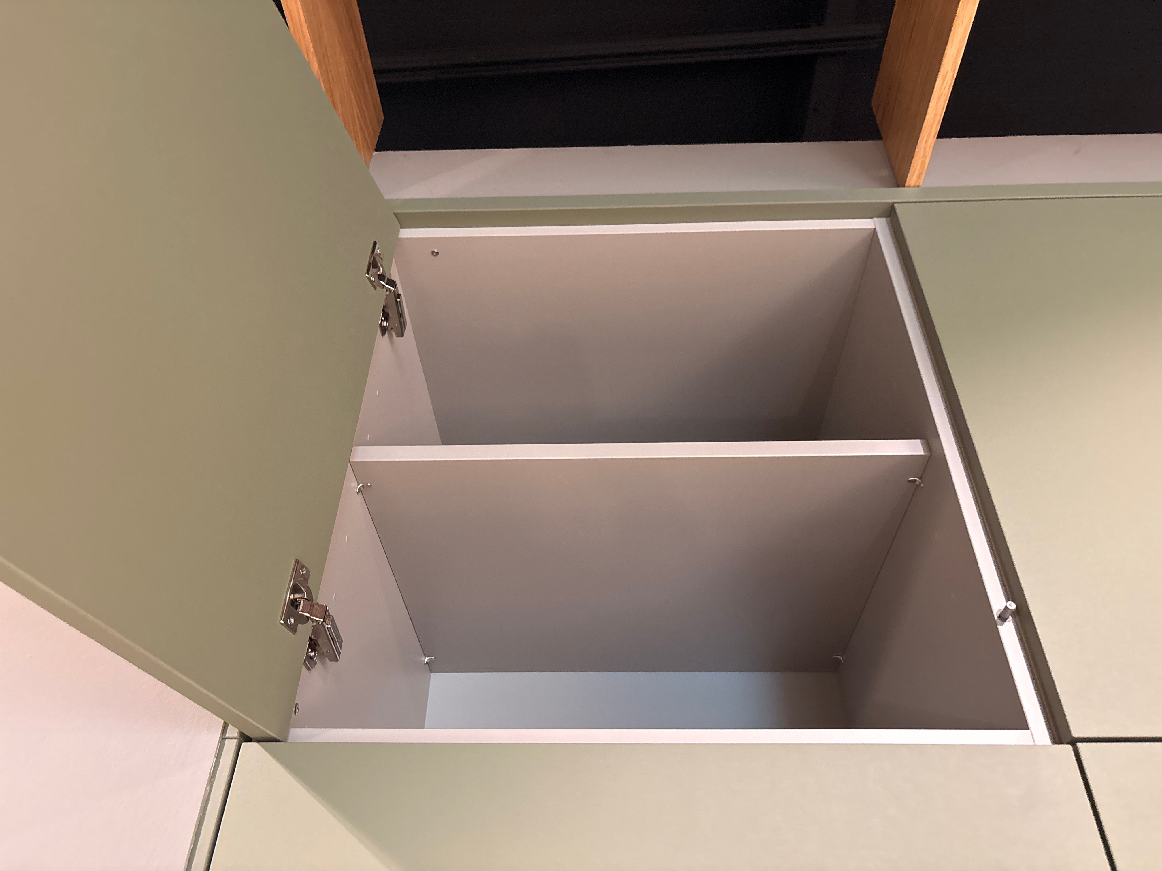 05075 - Next 125 eilandkeuken in saliegroen met luxe kastenwand