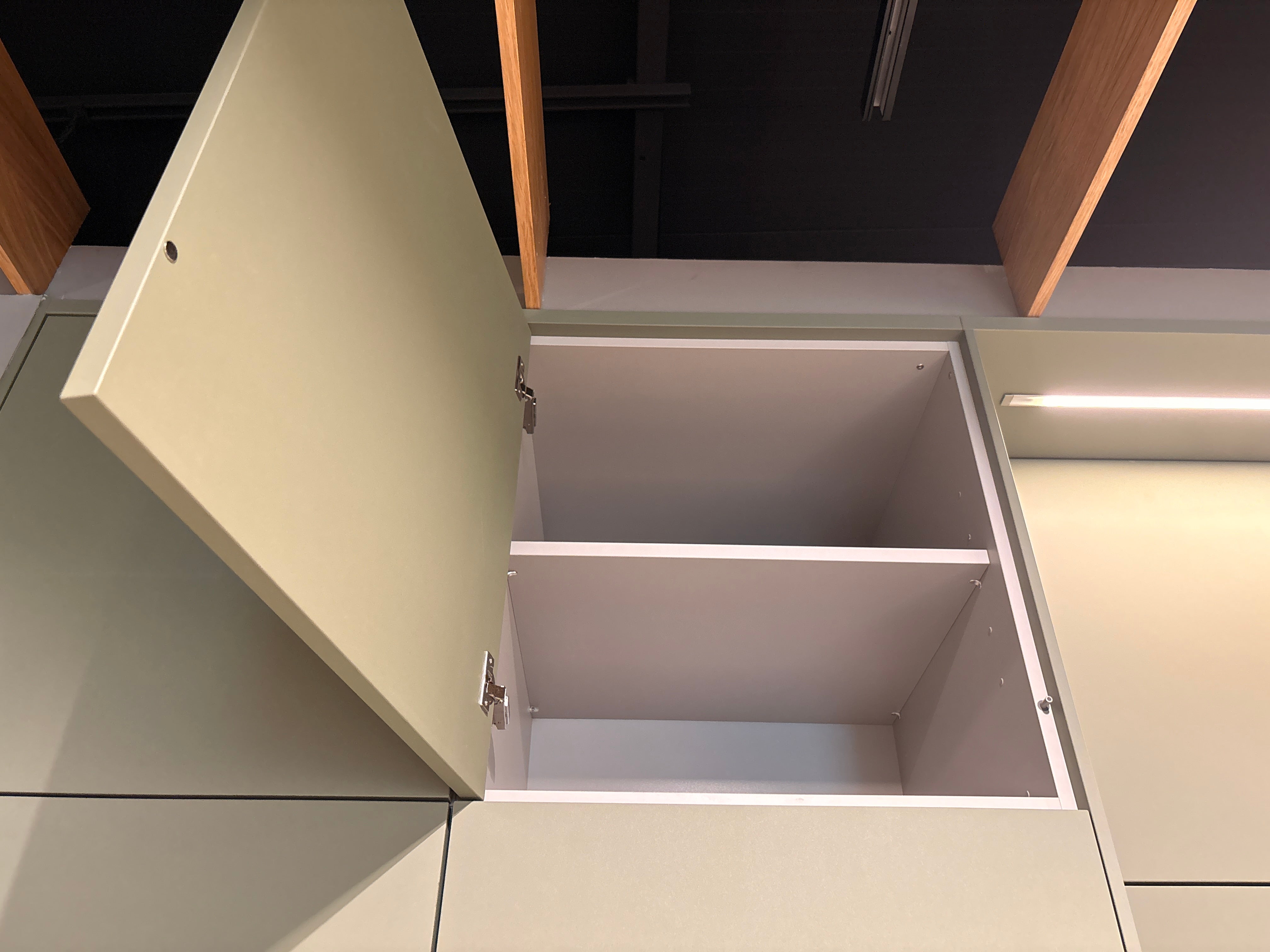 05075 - Next 125 eilandkeuken in saliegroen met luxe kastenwand