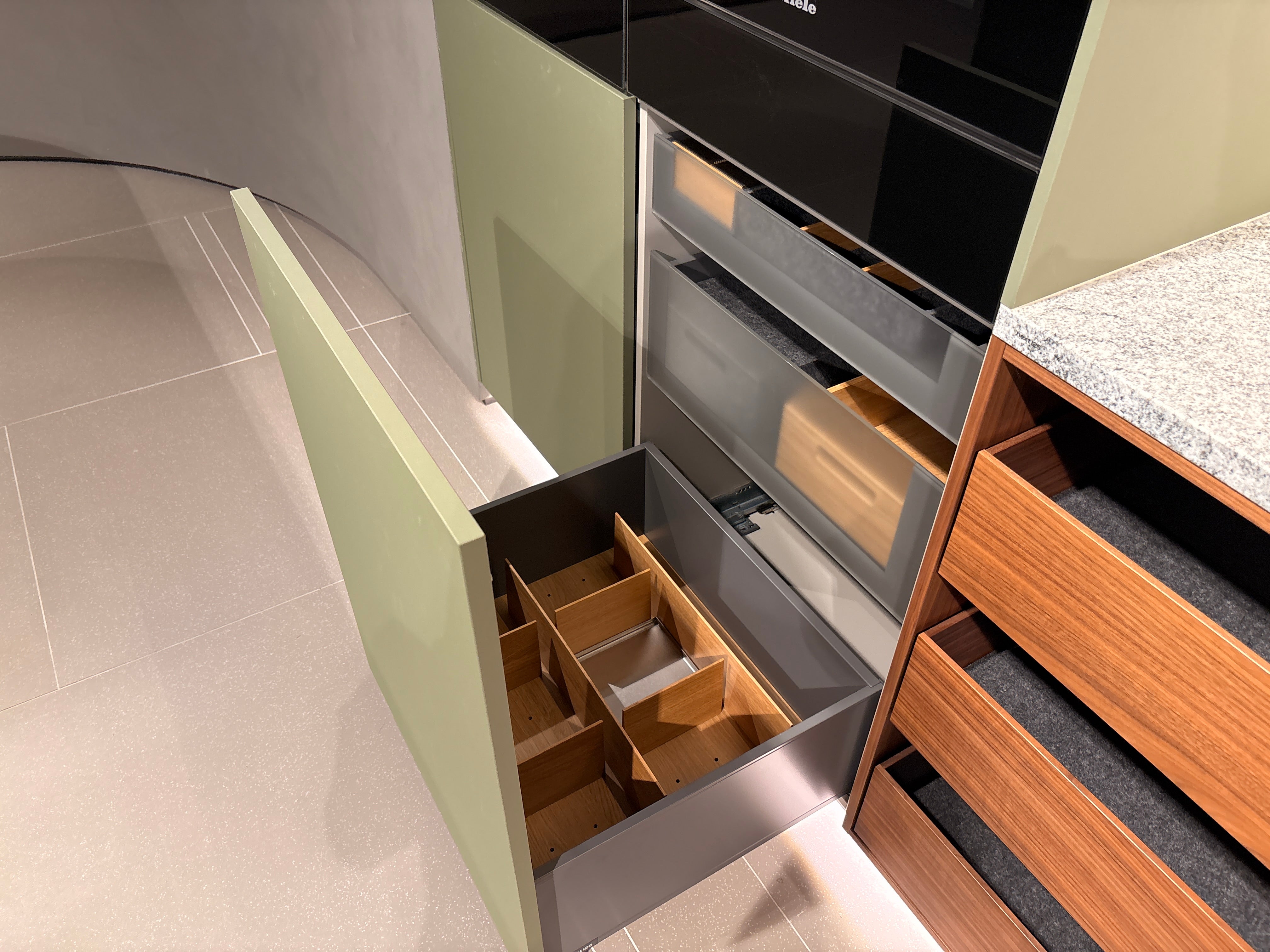 05075 - Next 125 eilandkeuken in saliegroen met luxe kastenwand