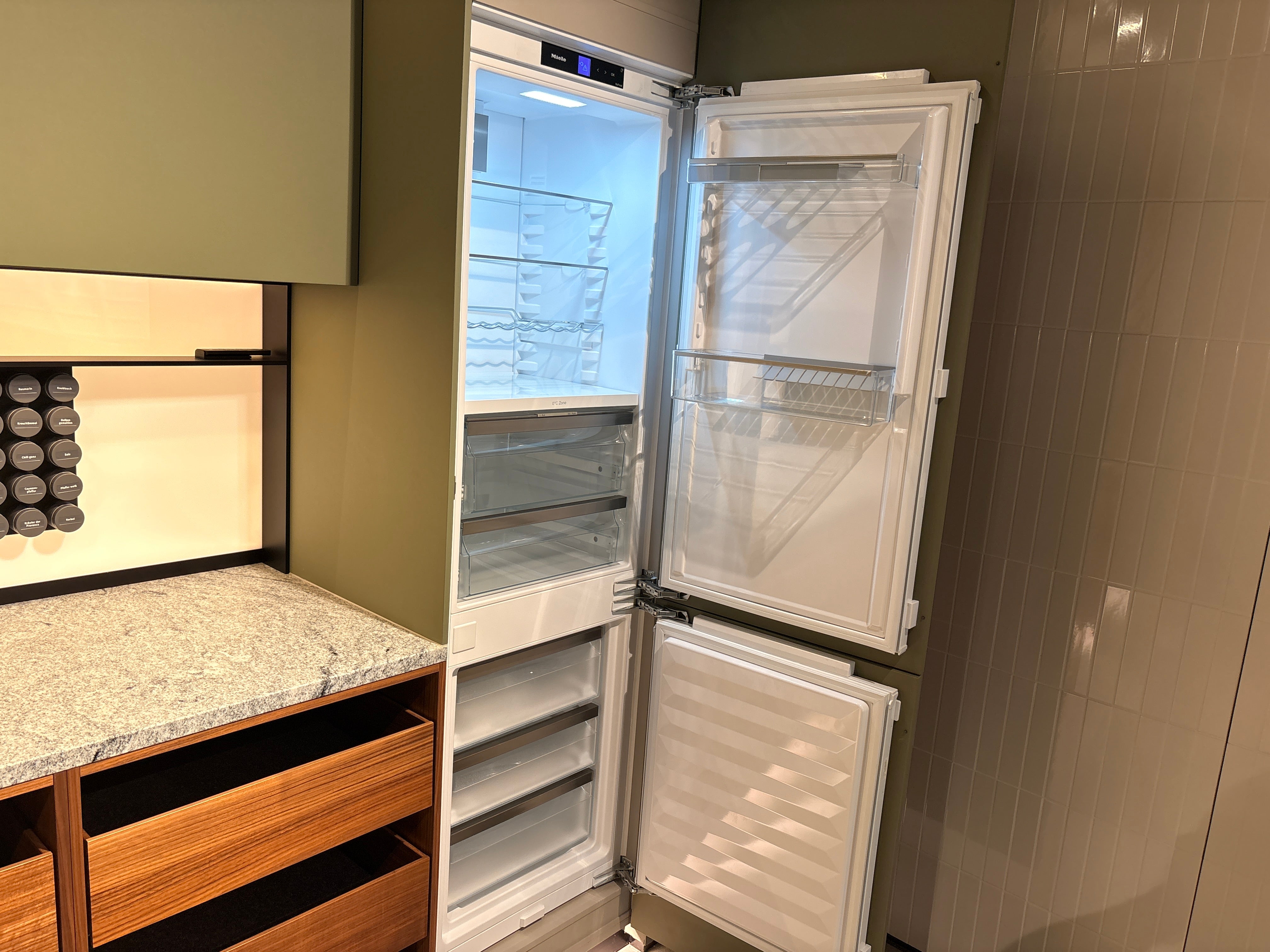 05075 - Next 125 eilandkeuken in saliegroen met luxe kastenwand