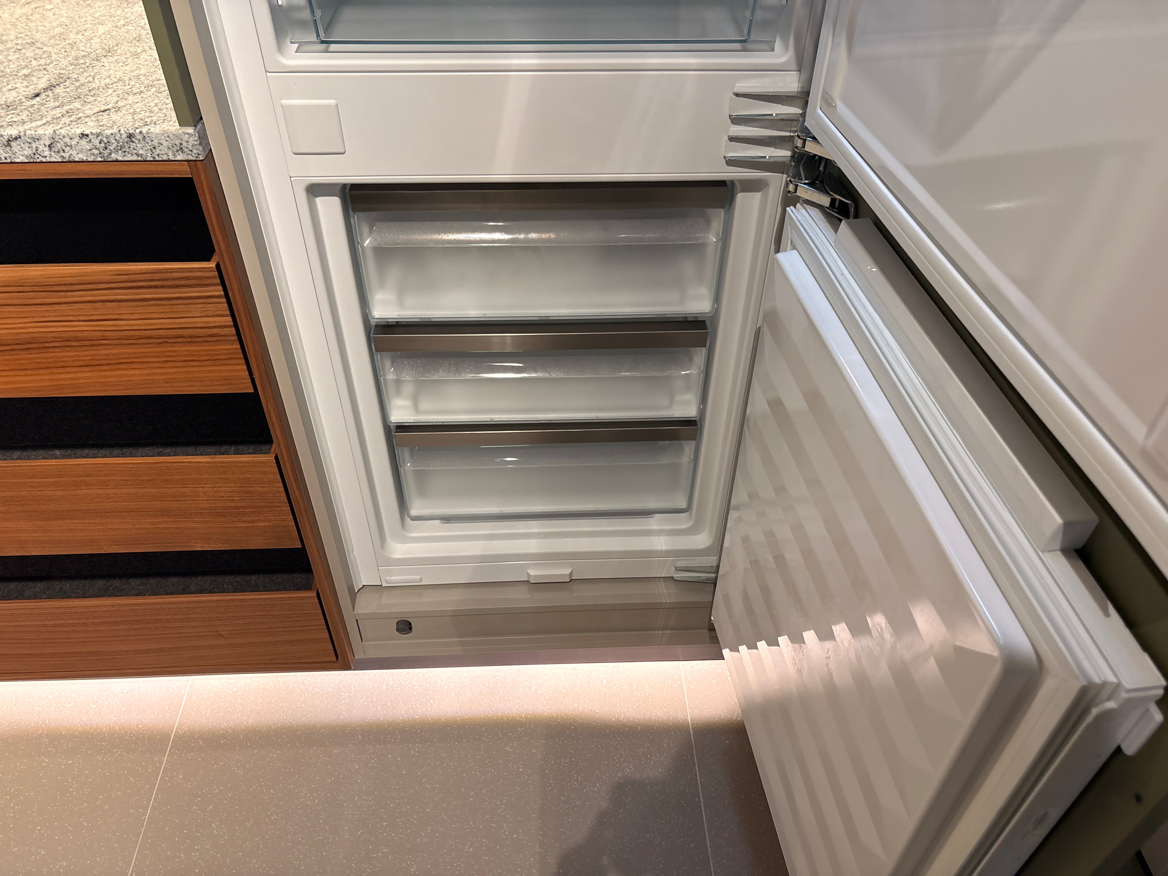 05075 - Next 125 eilandkeuken in saliegroen met luxe kastenwand