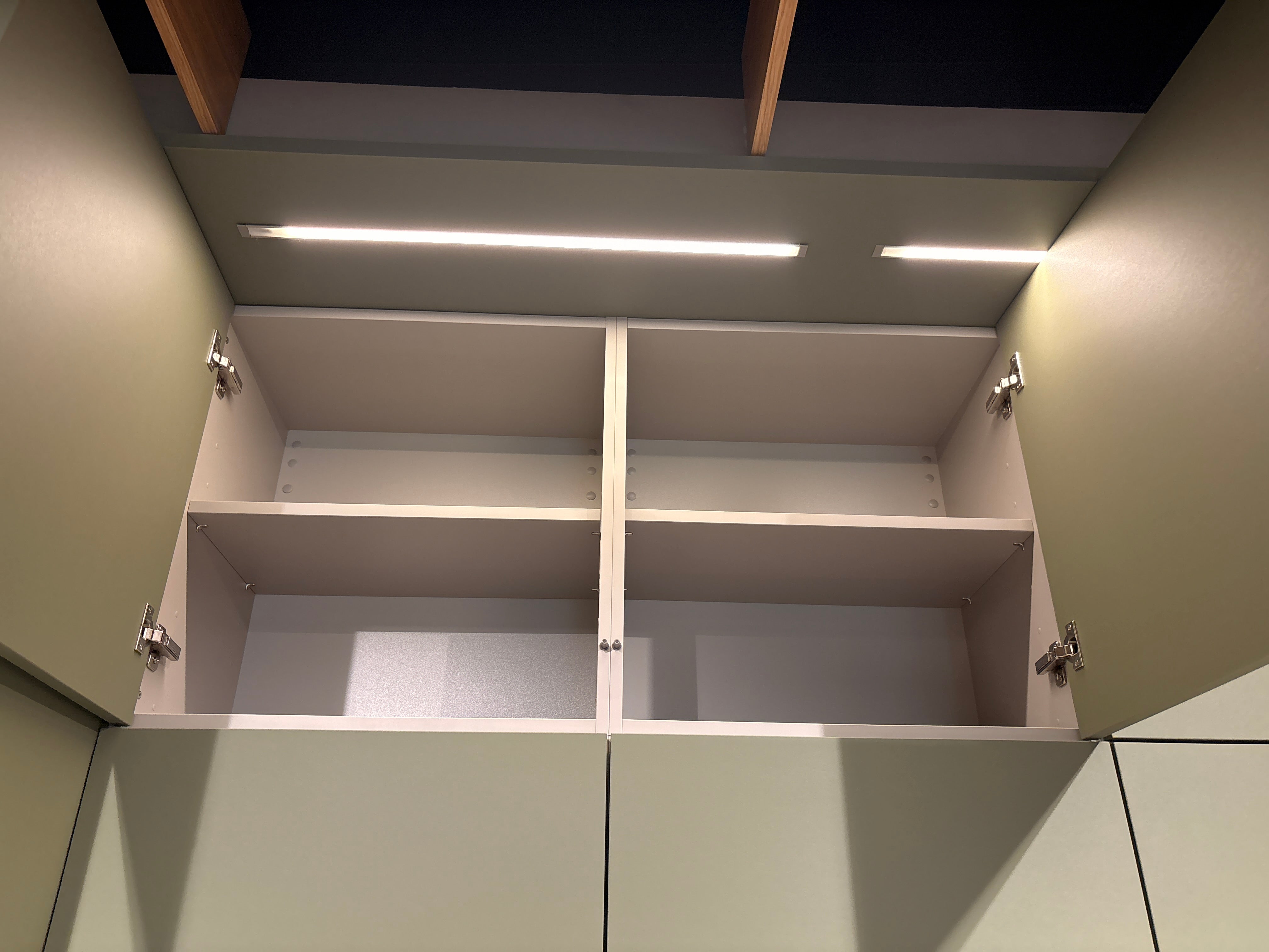 05075 - Next 125 eilandkeuken in saliegroen met luxe kastenwand