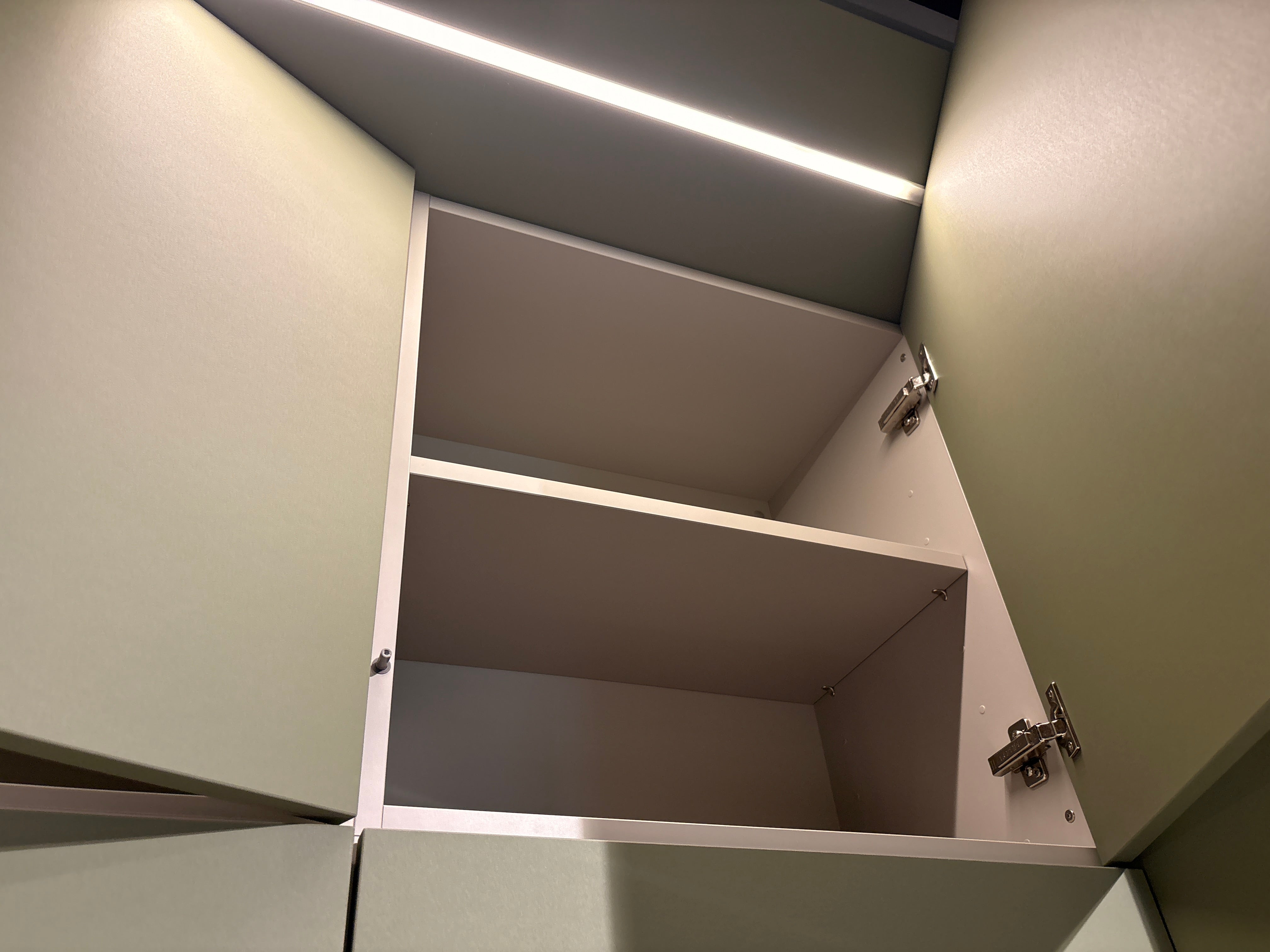 05075 - Next 125 eilandkeuken in saliegroen met luxe kastenwand
