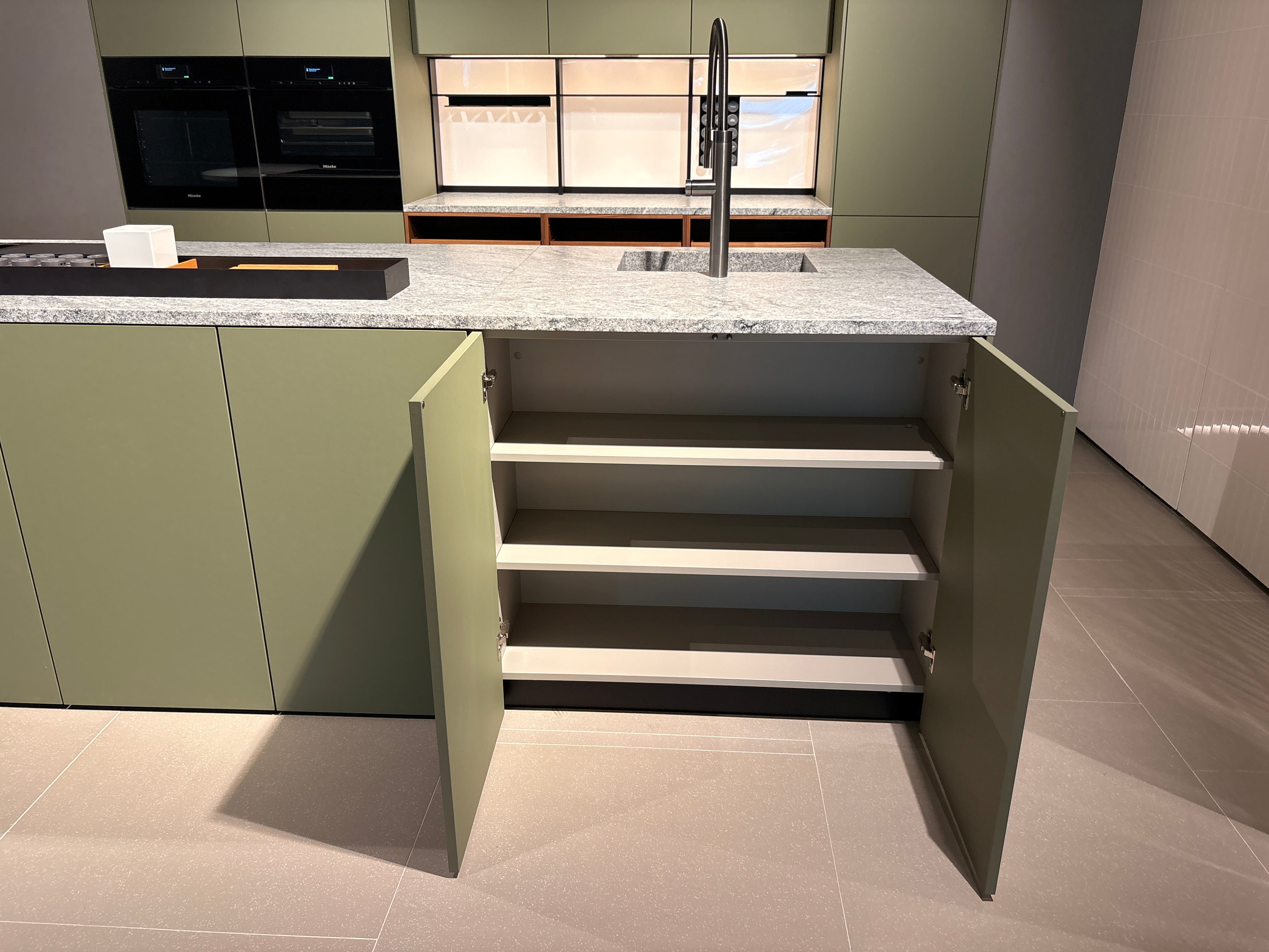 05075 - Next 125 eilandkeuken in saliegroen met luxe kastenwand