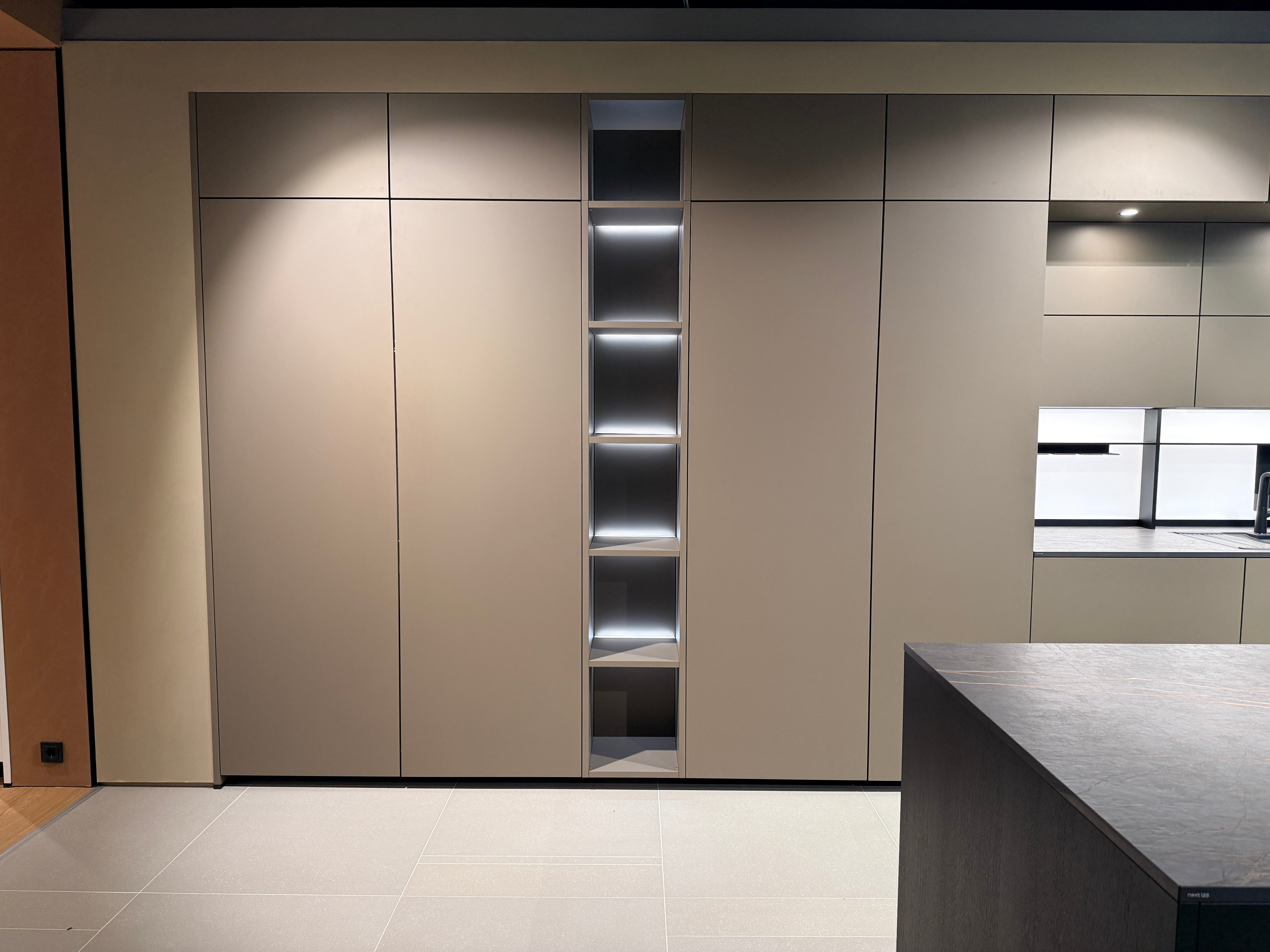 05087 - Next 125 design eilandkeuken met luxe kastenwand