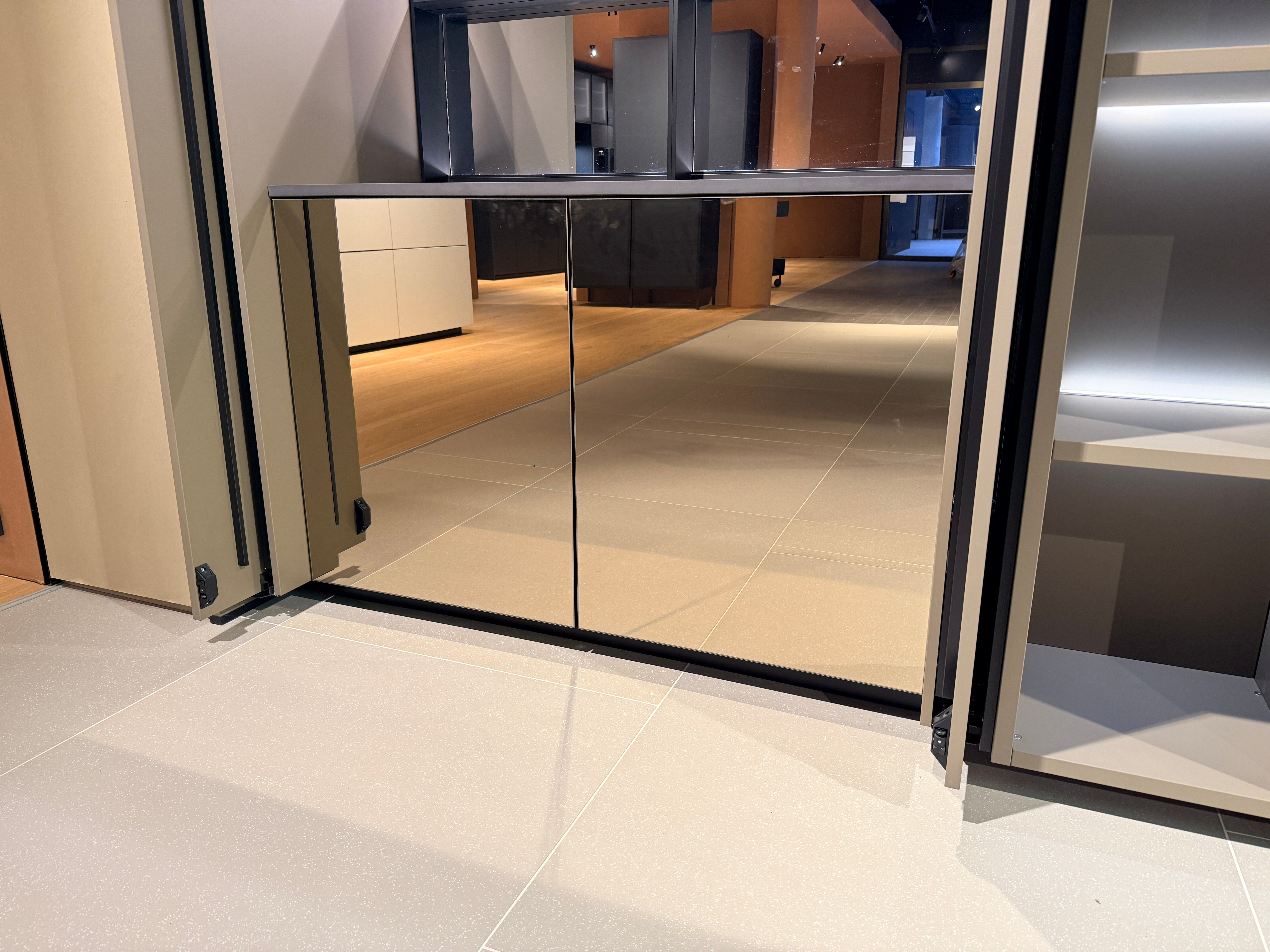 05087 - Next 125 design eilandkeuken met luxe kastenwand
