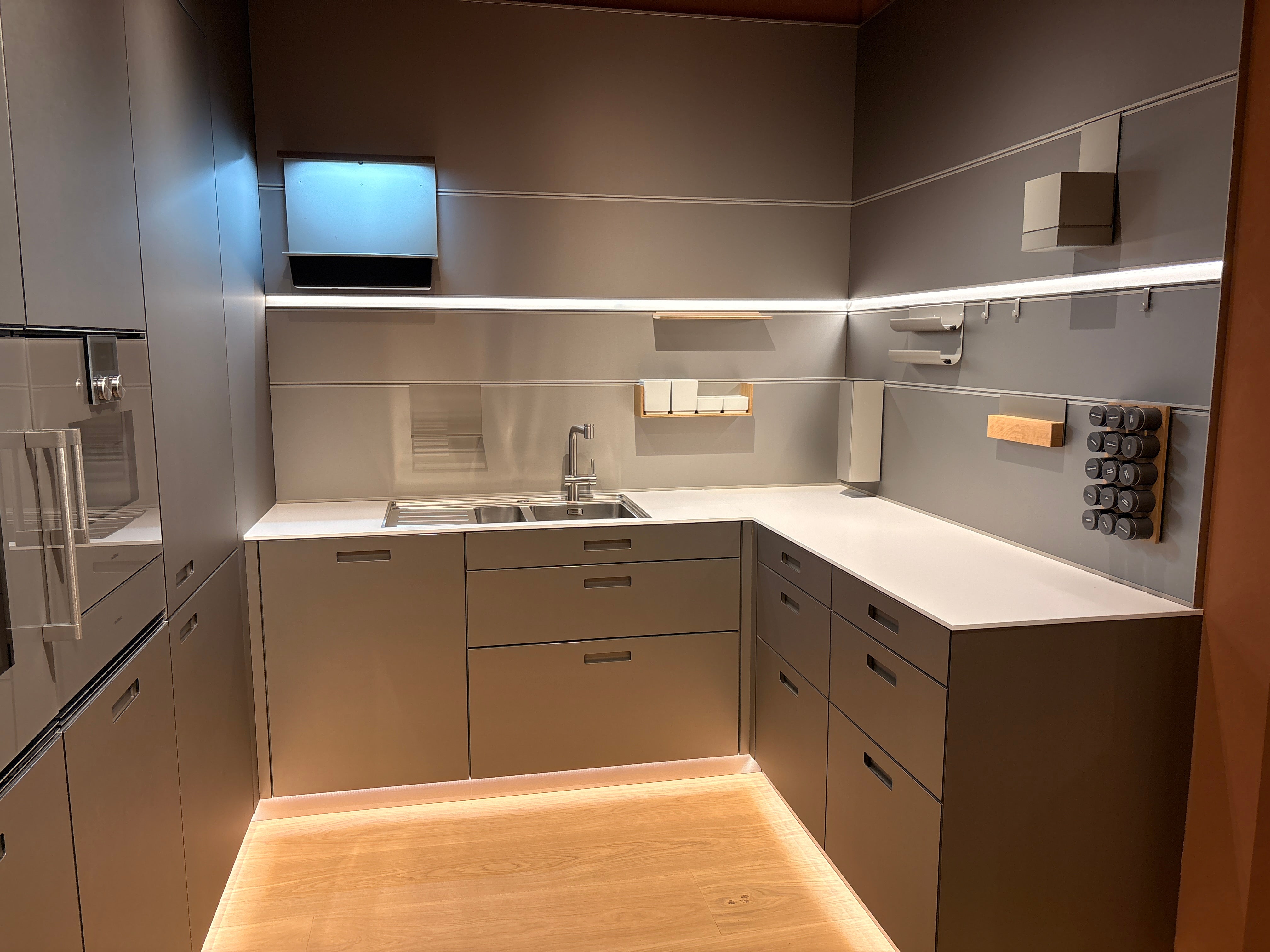 05079 - Next125 RVS Designkeuken met Luxe Kastenwand