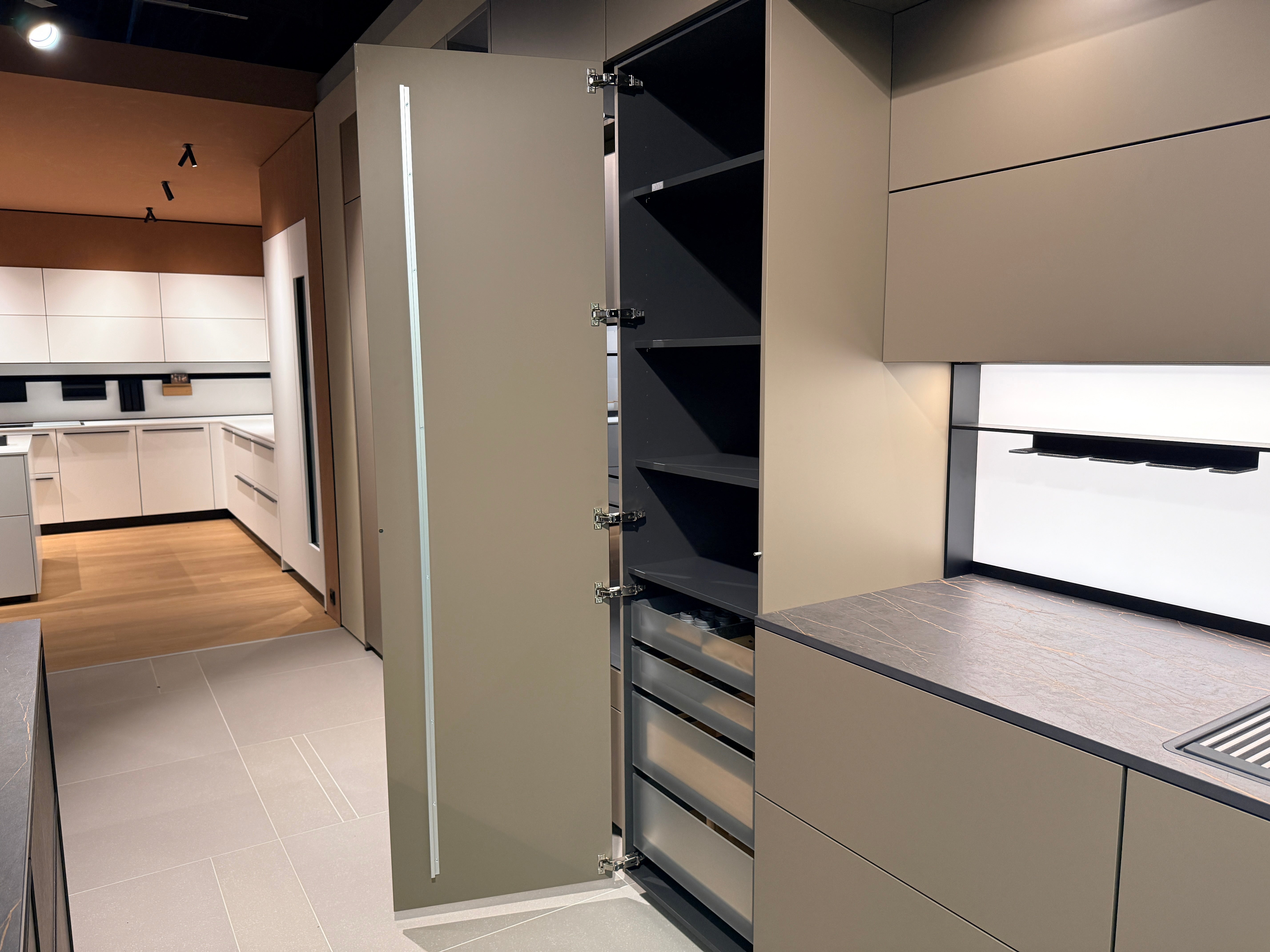 05087 - Next 125 design eilandkeuken met luxe kastenwand