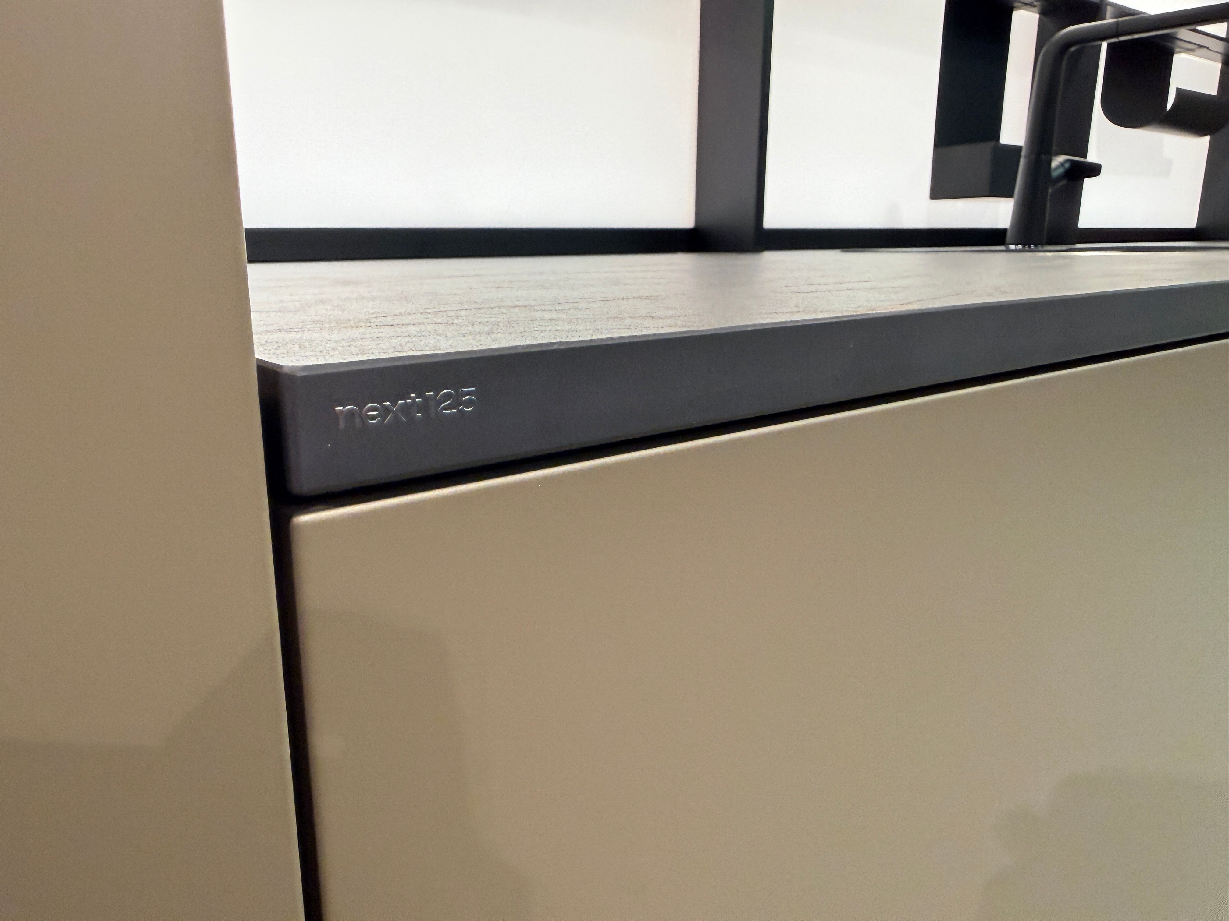 05087 - Next 125 design eilandkeuken met luxe kastenwand