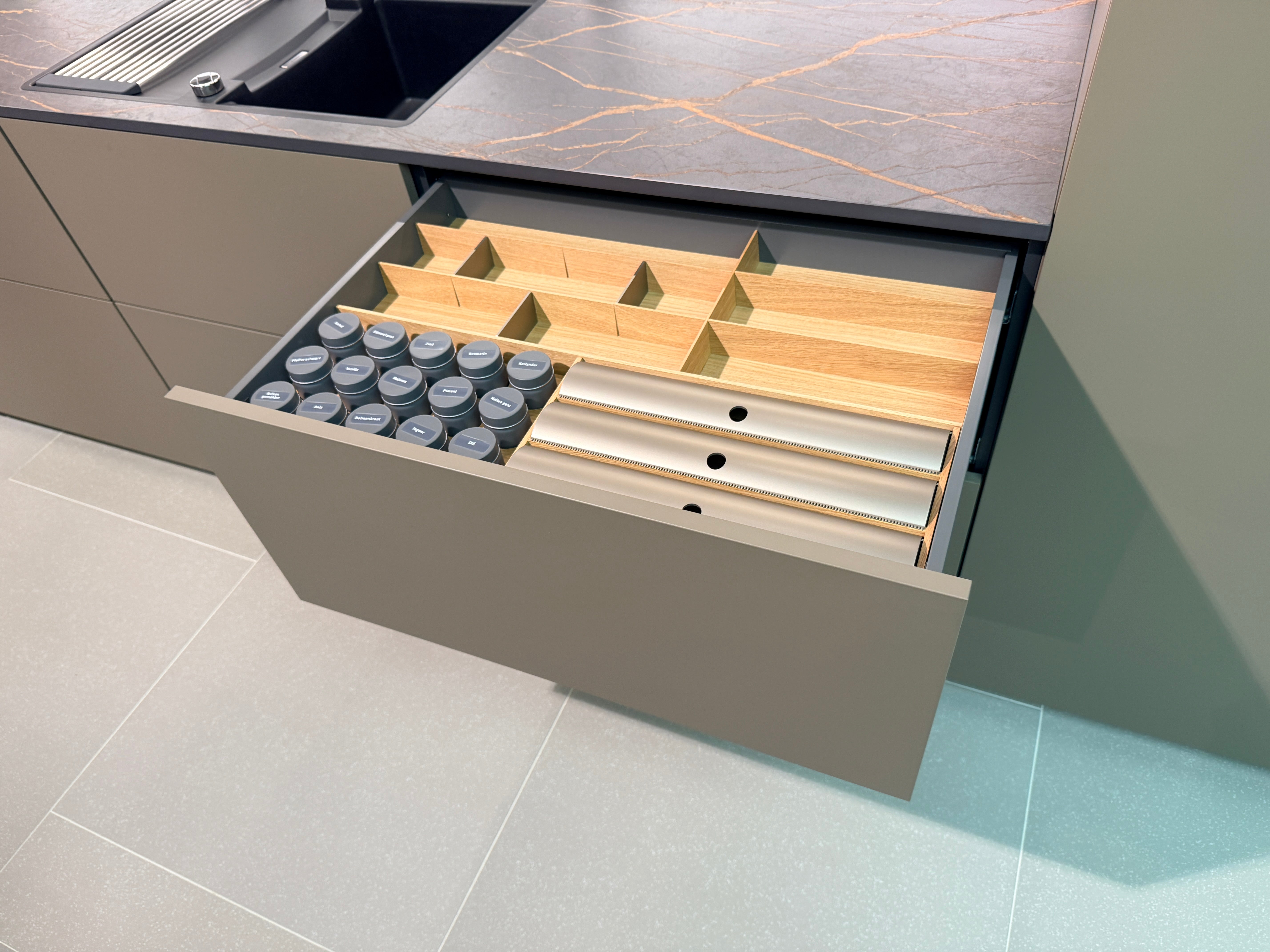 05087 - Next 125 design eilandkeuken met luxe kastenwand