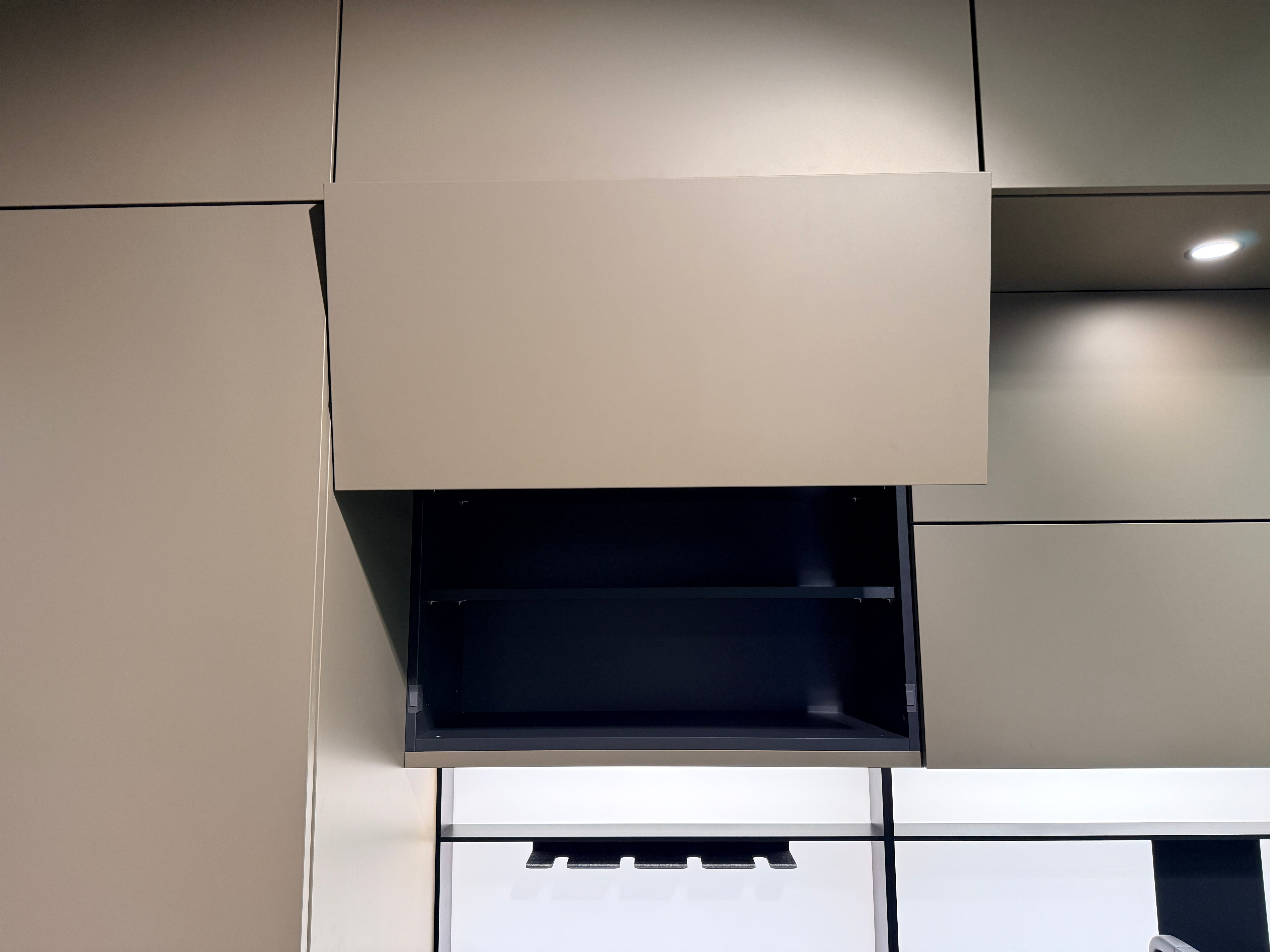 05087 - Next 125 design eilandkeuken met luxe kastenwand
