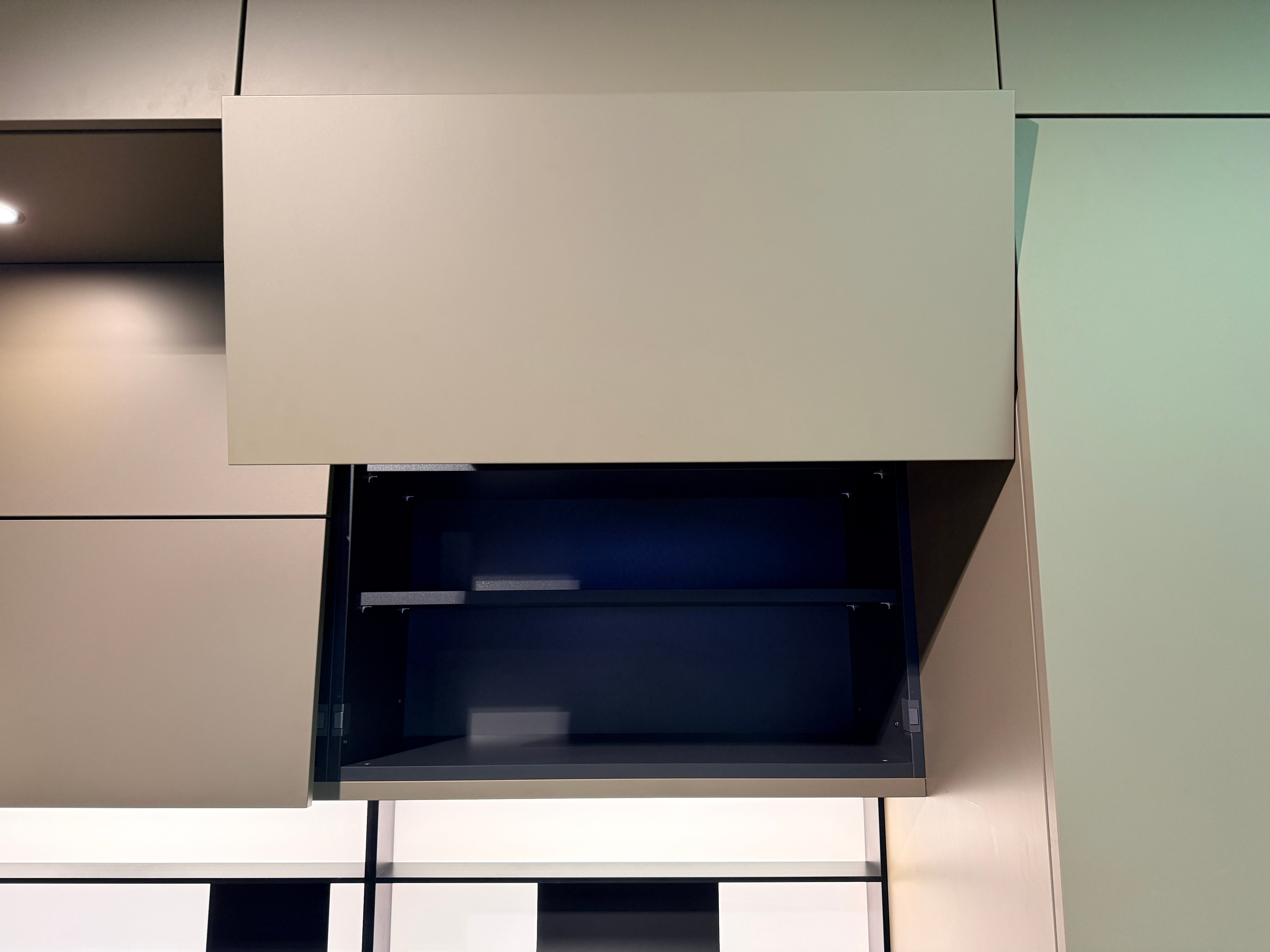 05087 - Next 125 design eilandkeuken met luxe kastenwand