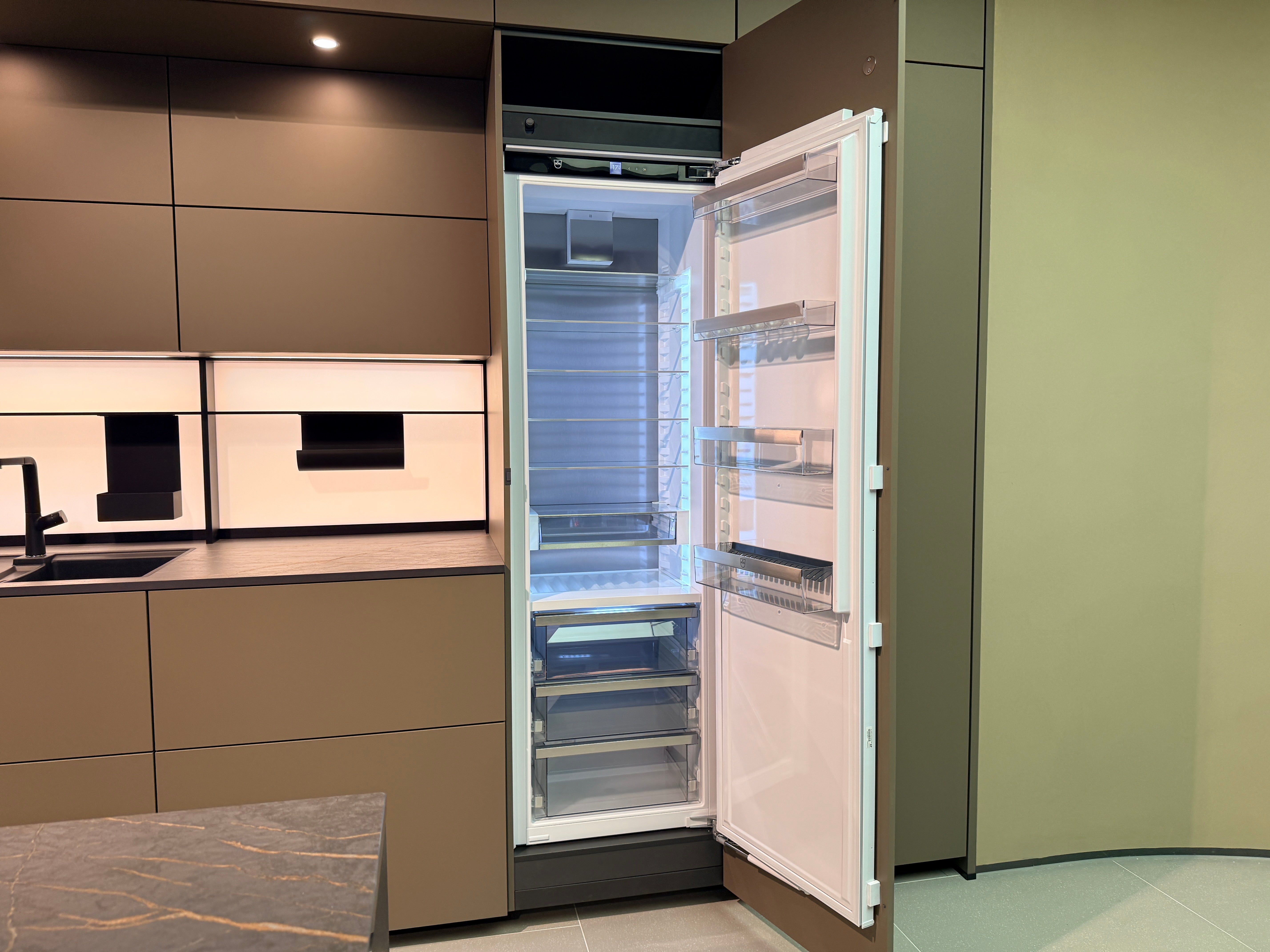 05087 - Next 125 design eilandkeuken met luxe kastenwand