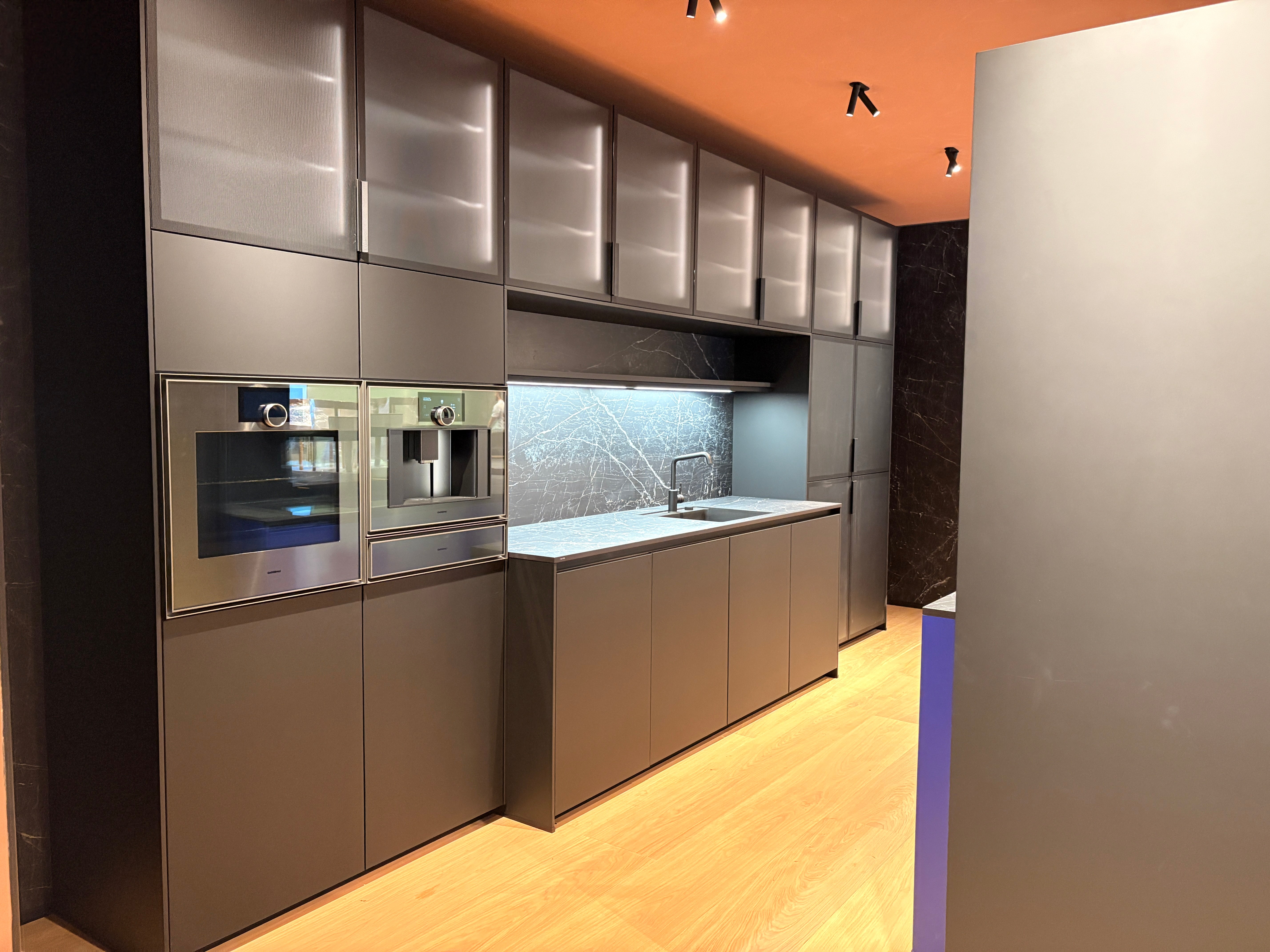05081 - Next125 designkeuken met blauw eiland, wijnklimaatkast en luxe kastenwand