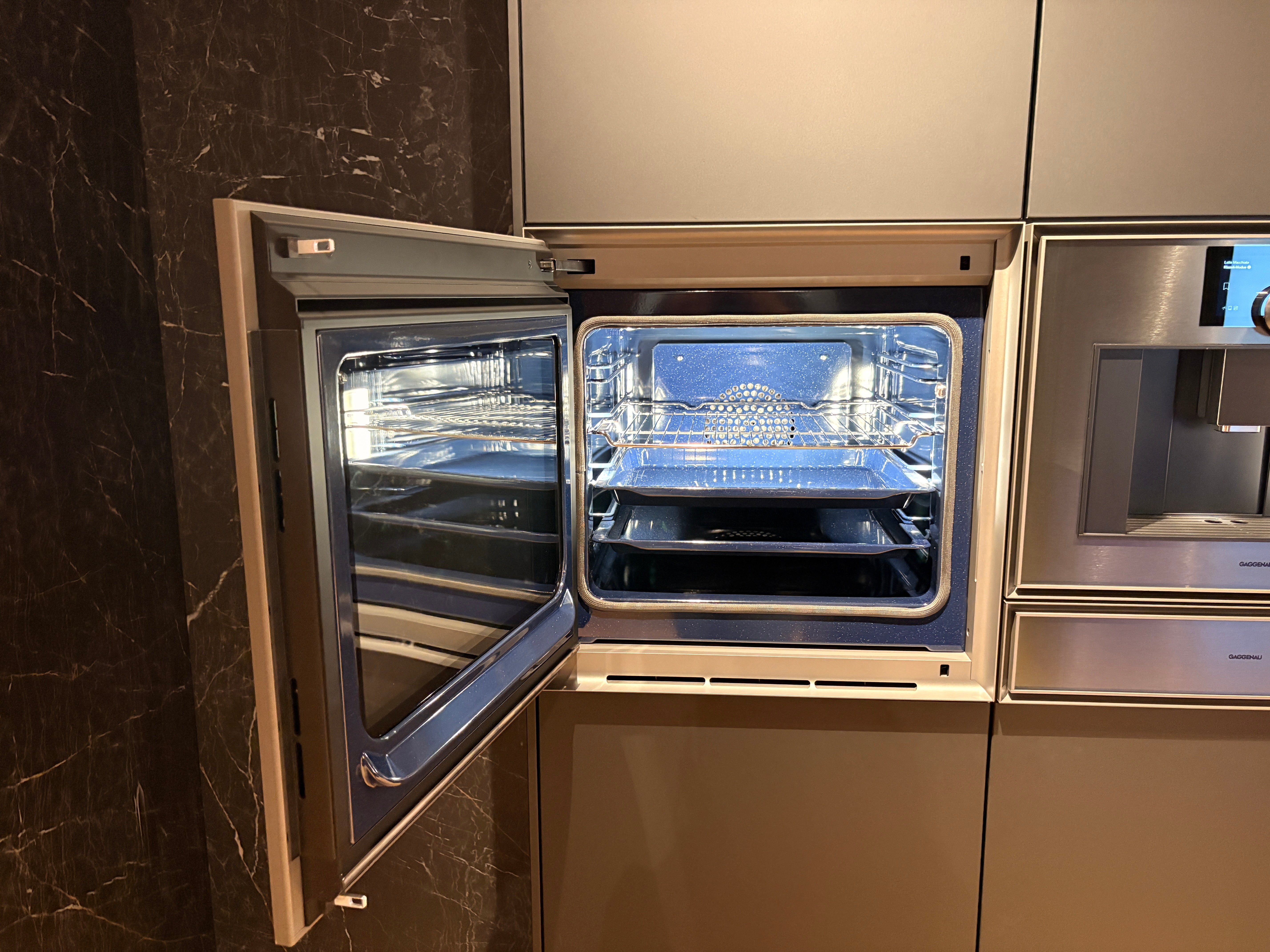 05081 - Next125 designkeuken met blauw eiland, wijnklimaatkast en luxe kastenwand
