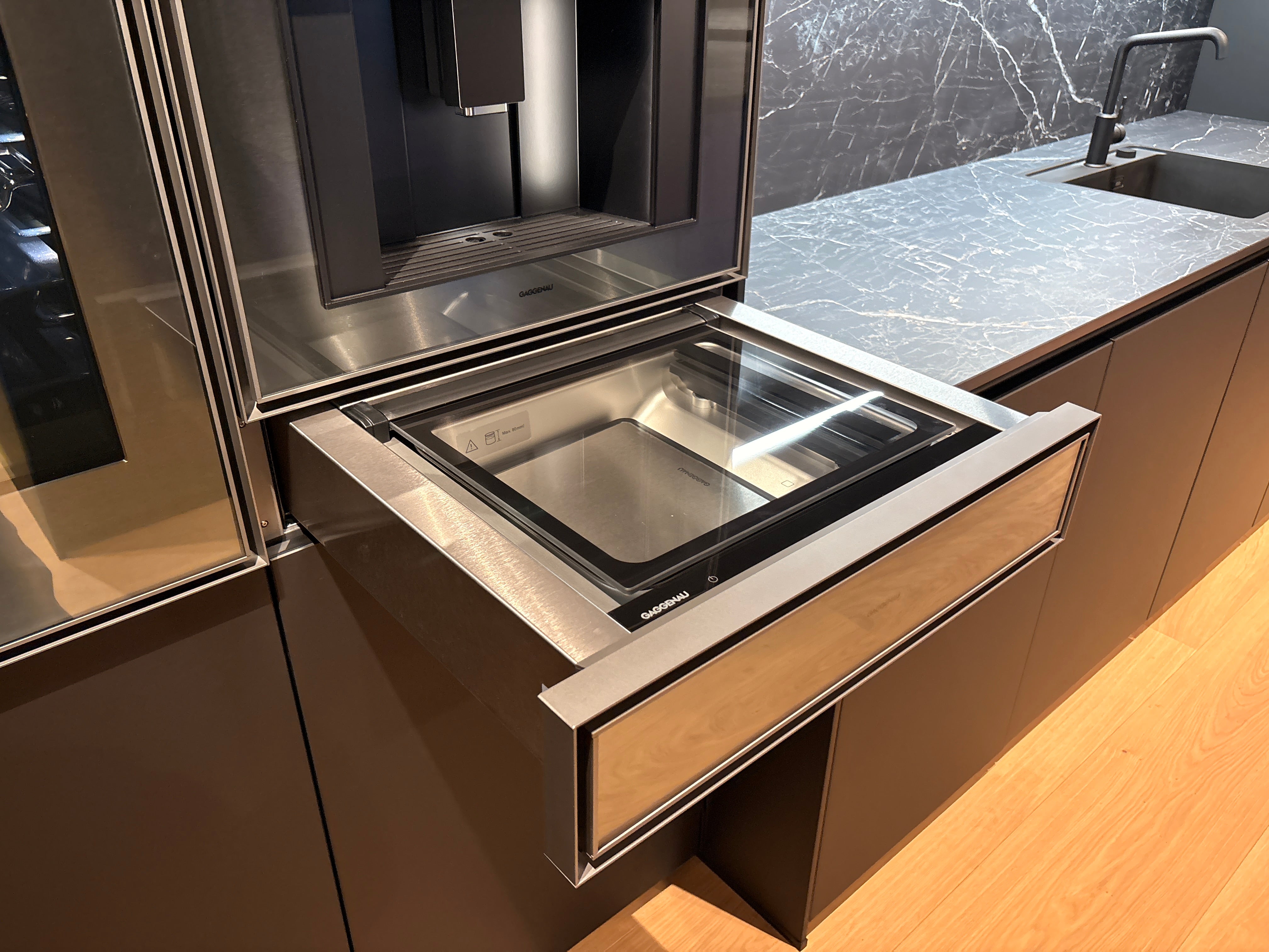 05081 - Next125 designkeuken met blauw eiland, wijnklimaatkast en luxe kastenwand