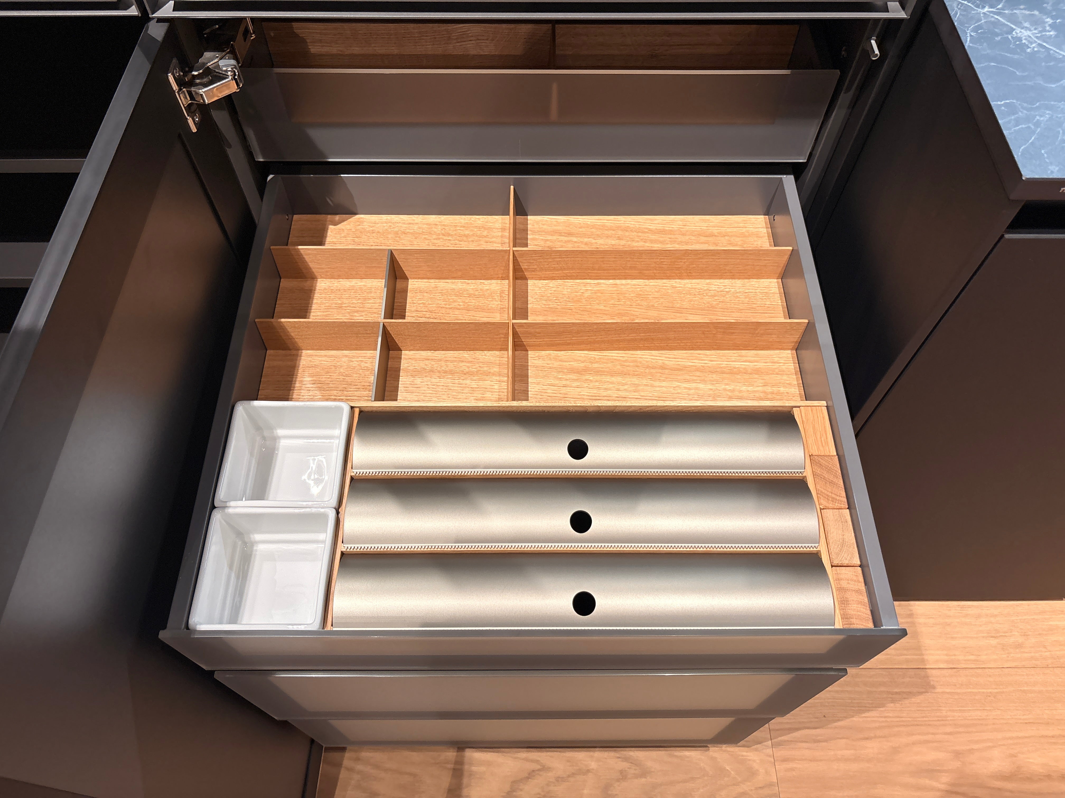 05081 - Next125 designkeuken met blauw eiland, wijnklimaatkast en luxe kastenwand