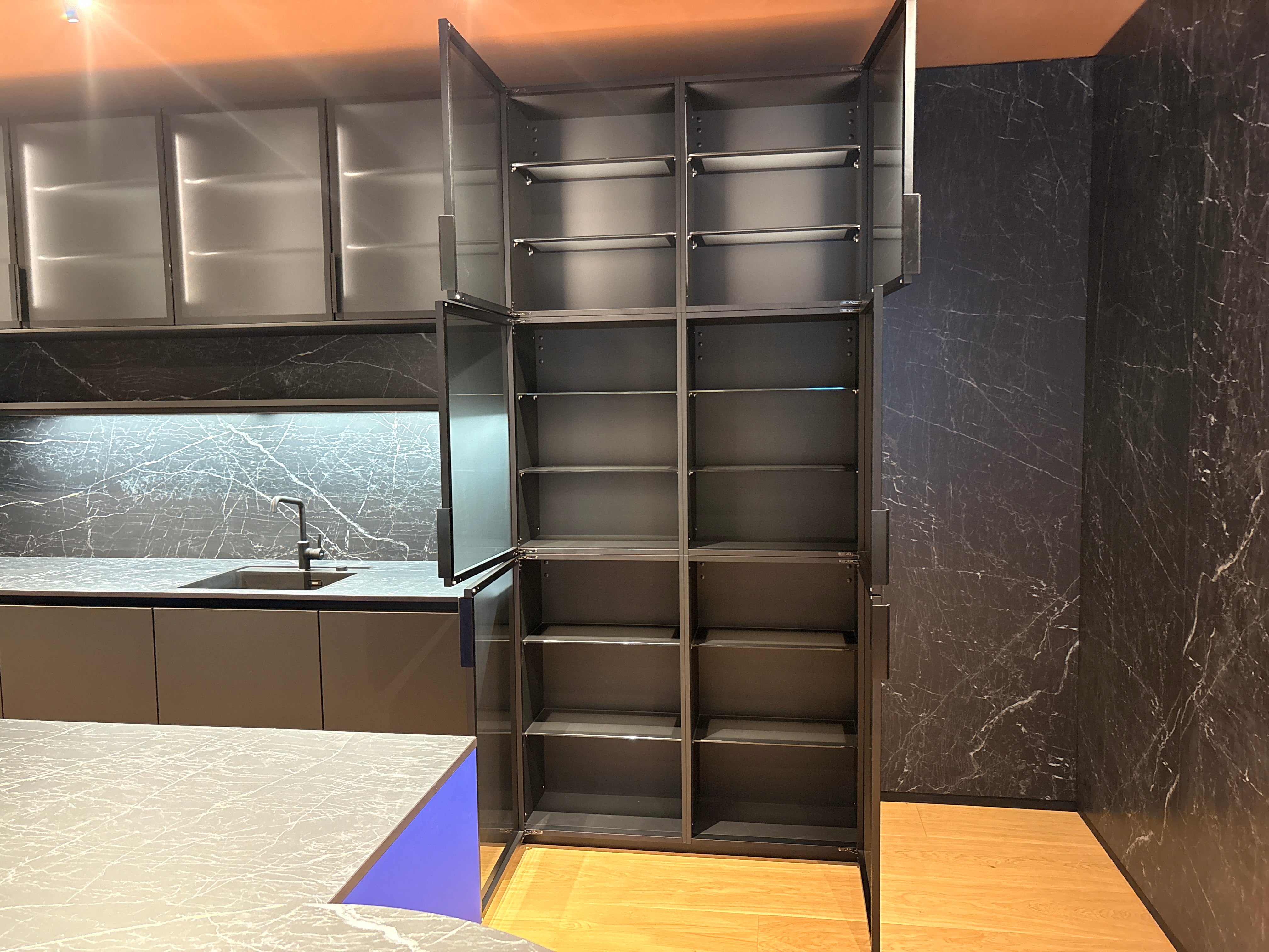 05081 - Next125 designkeuken met blauw eiland, wijnklimaatkast en luxe kastenwand