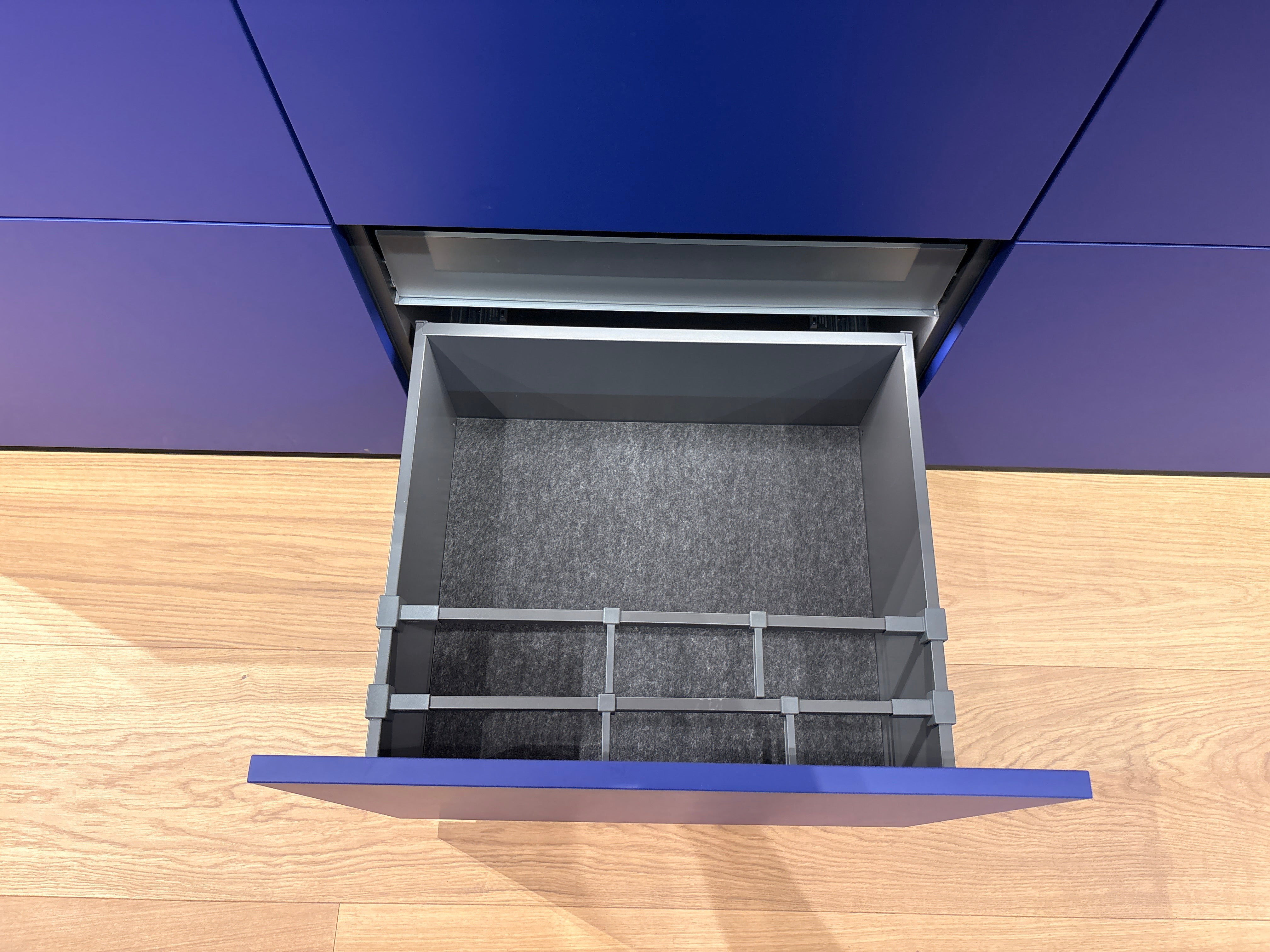 05081 - Next125 designkeuken met blauw eiland, wijnklimaatkast en luxe kastenwand