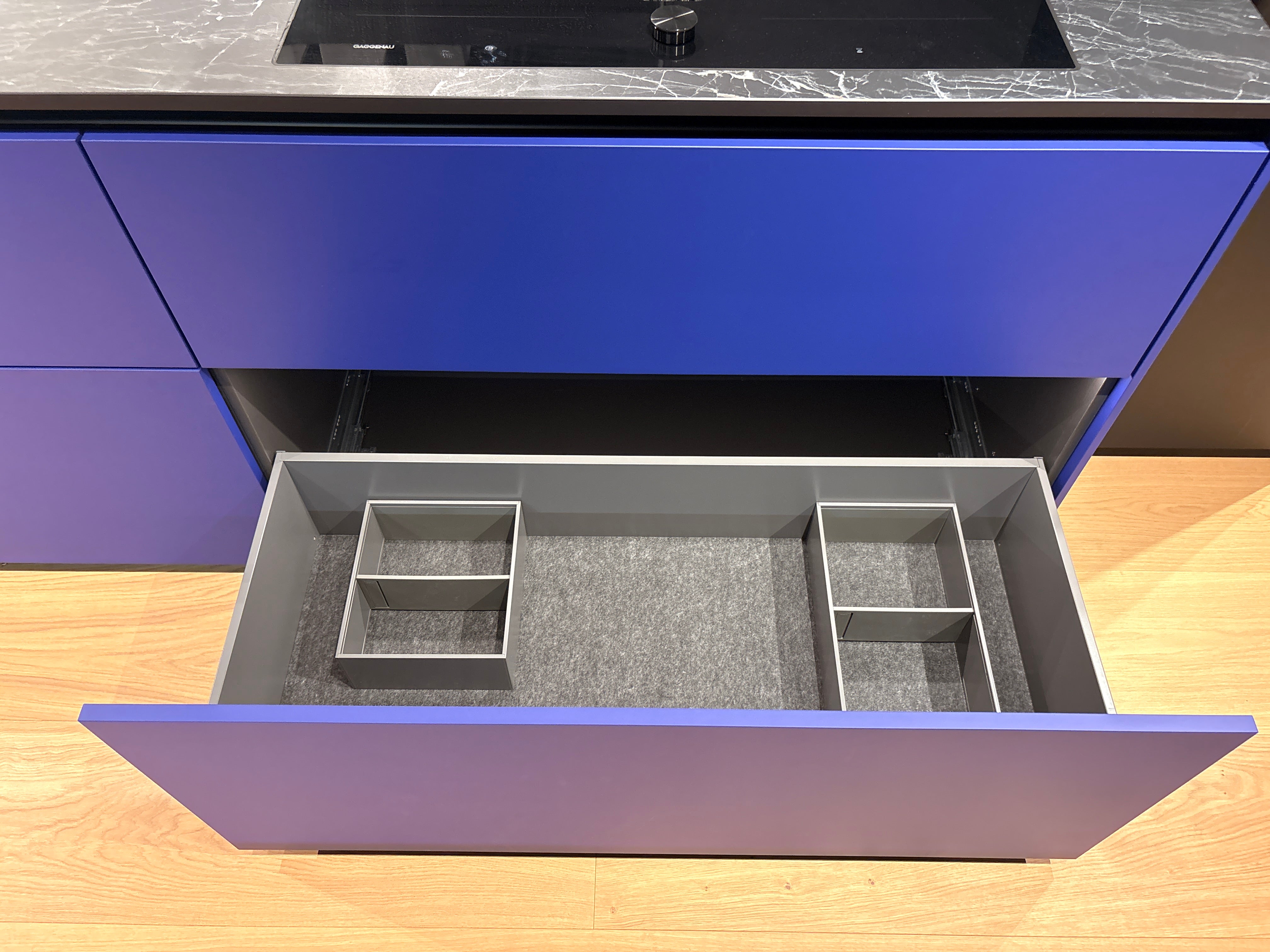 05081 - Next125 designkeuken met blauw eiland, wijnklimaatkast en luxe kastenwand