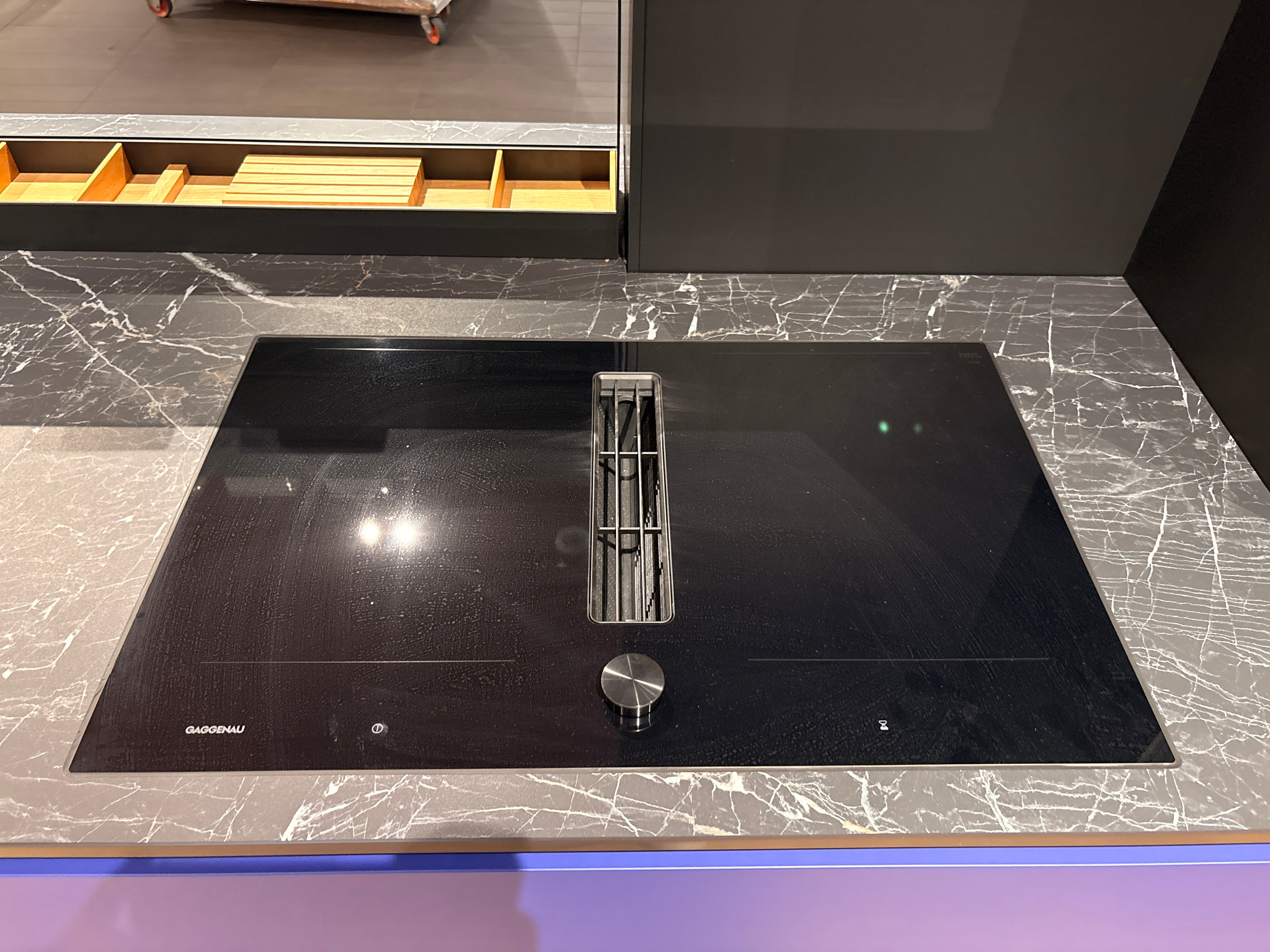05081 - Next125 designkeuken met blauw eiland, wijnklimaatkast en luxe kastenwand