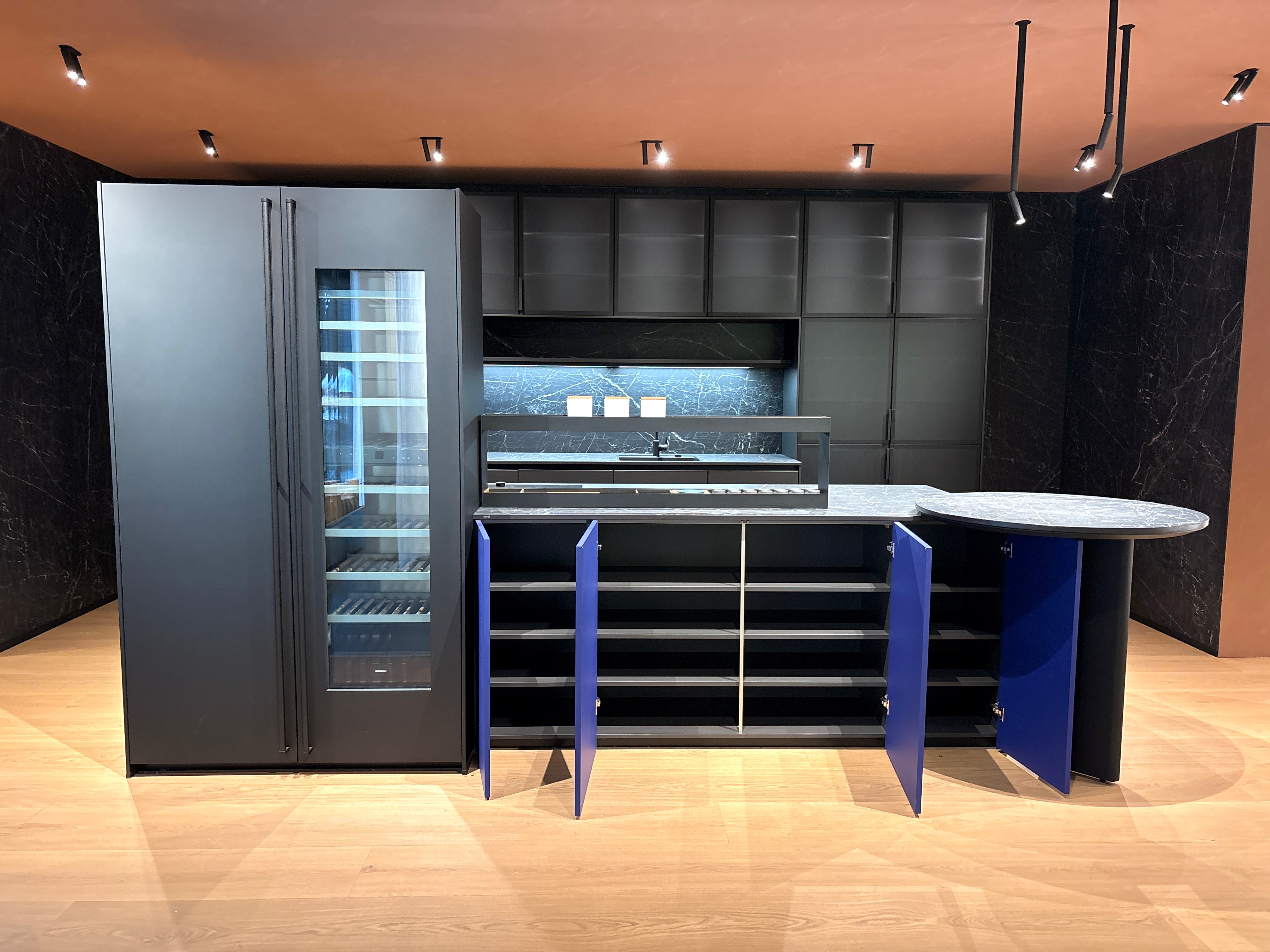 05081 - Next125 designkeuken met blauw eiland, wijnklimaatkast en luxe kastenwand