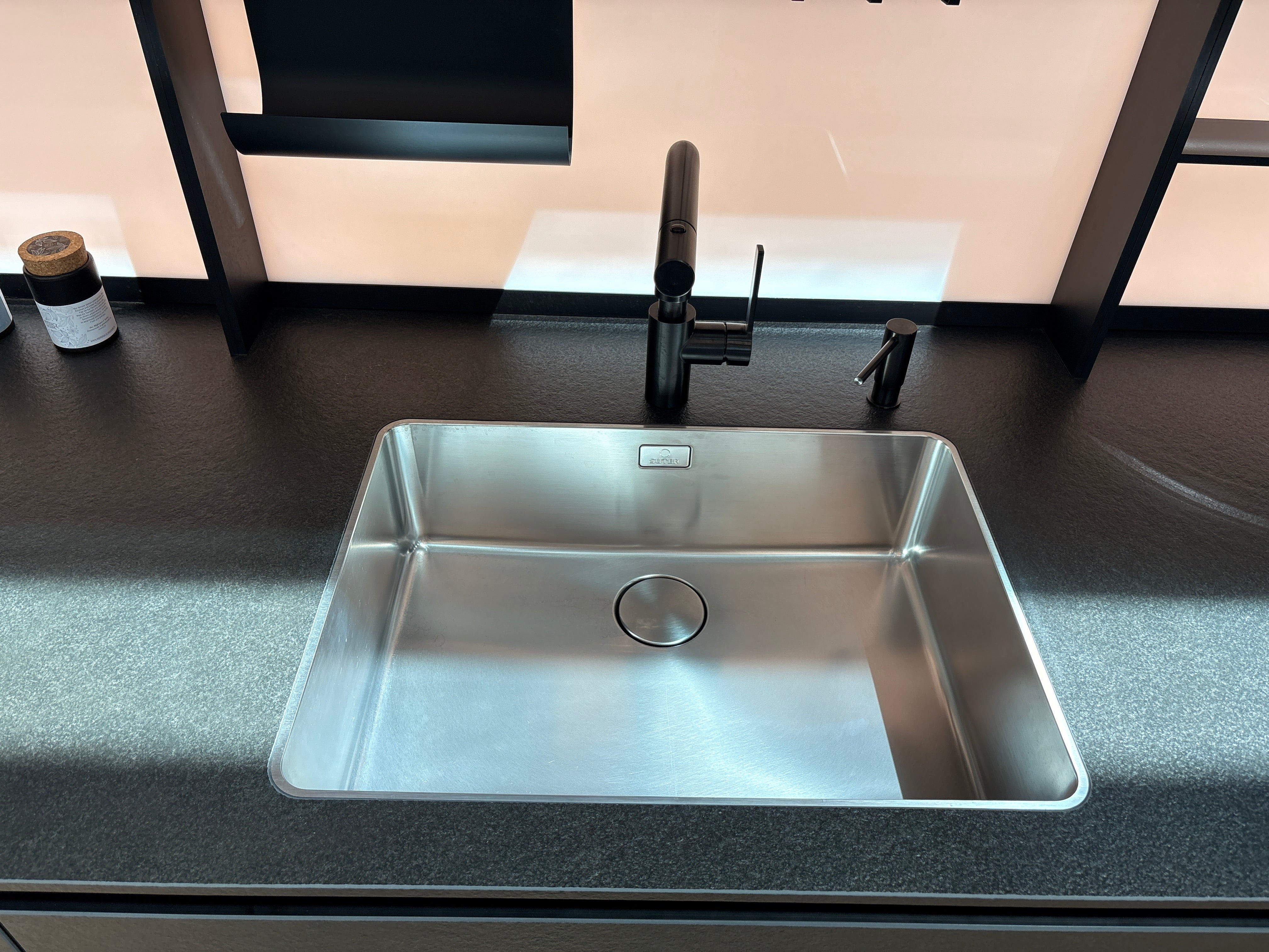 05123 - Schüller design keuken met spiegel eiland