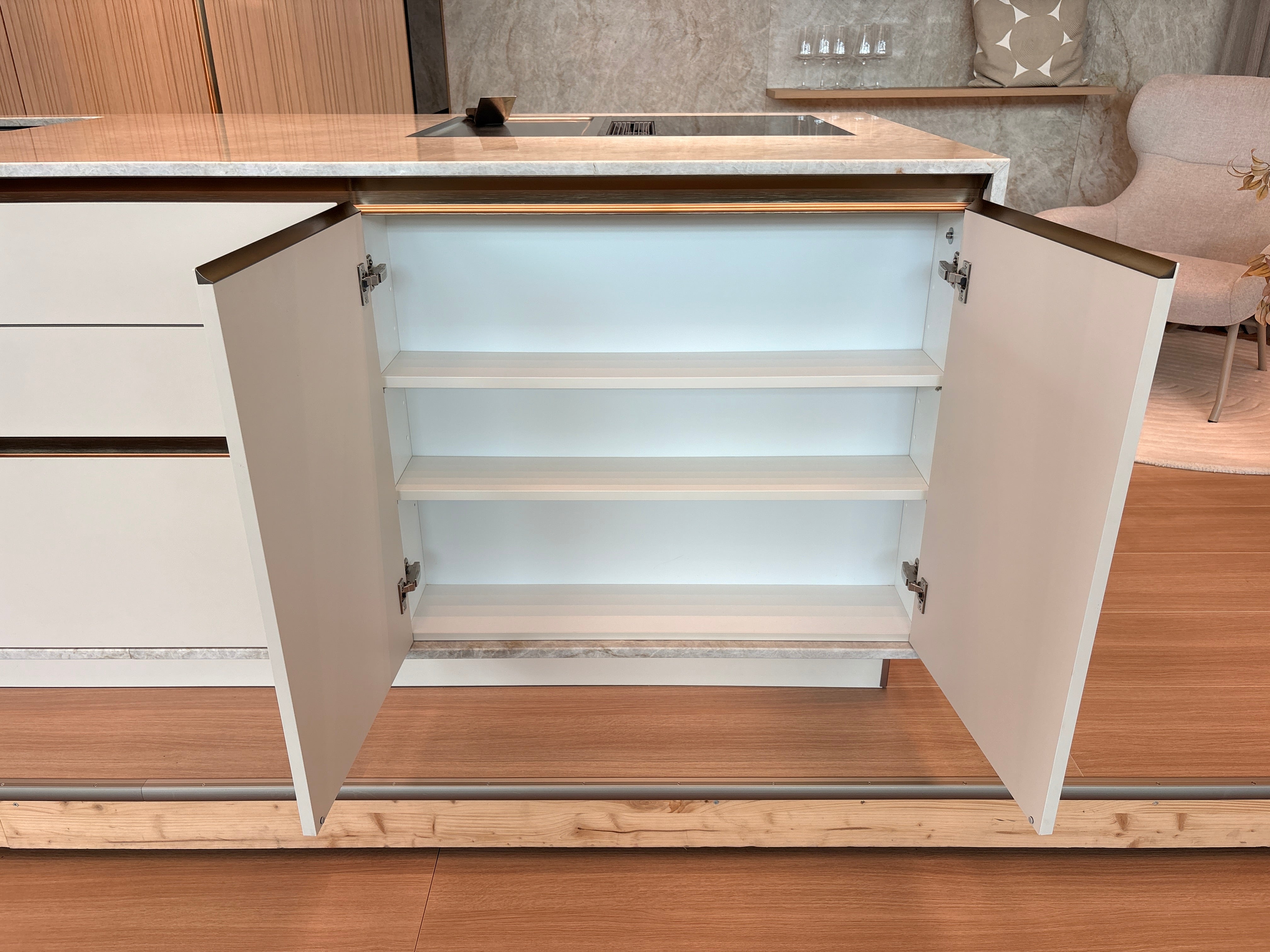 05121 - Luxe eilandkeuken van Pronorm met Bora apparatuur