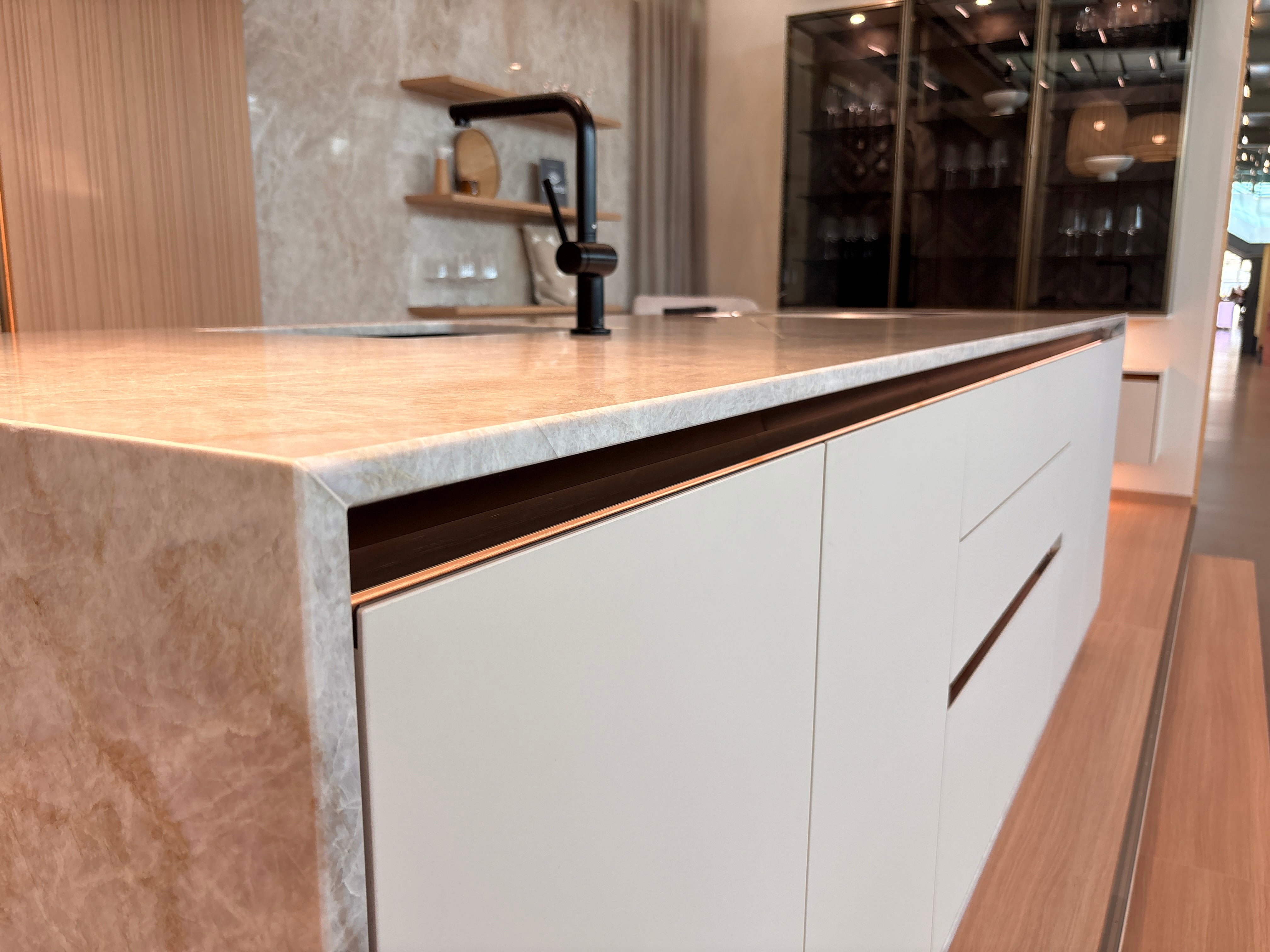 05121 - Luxe eilandkeuken van Pronorm met Bora apparatuur
