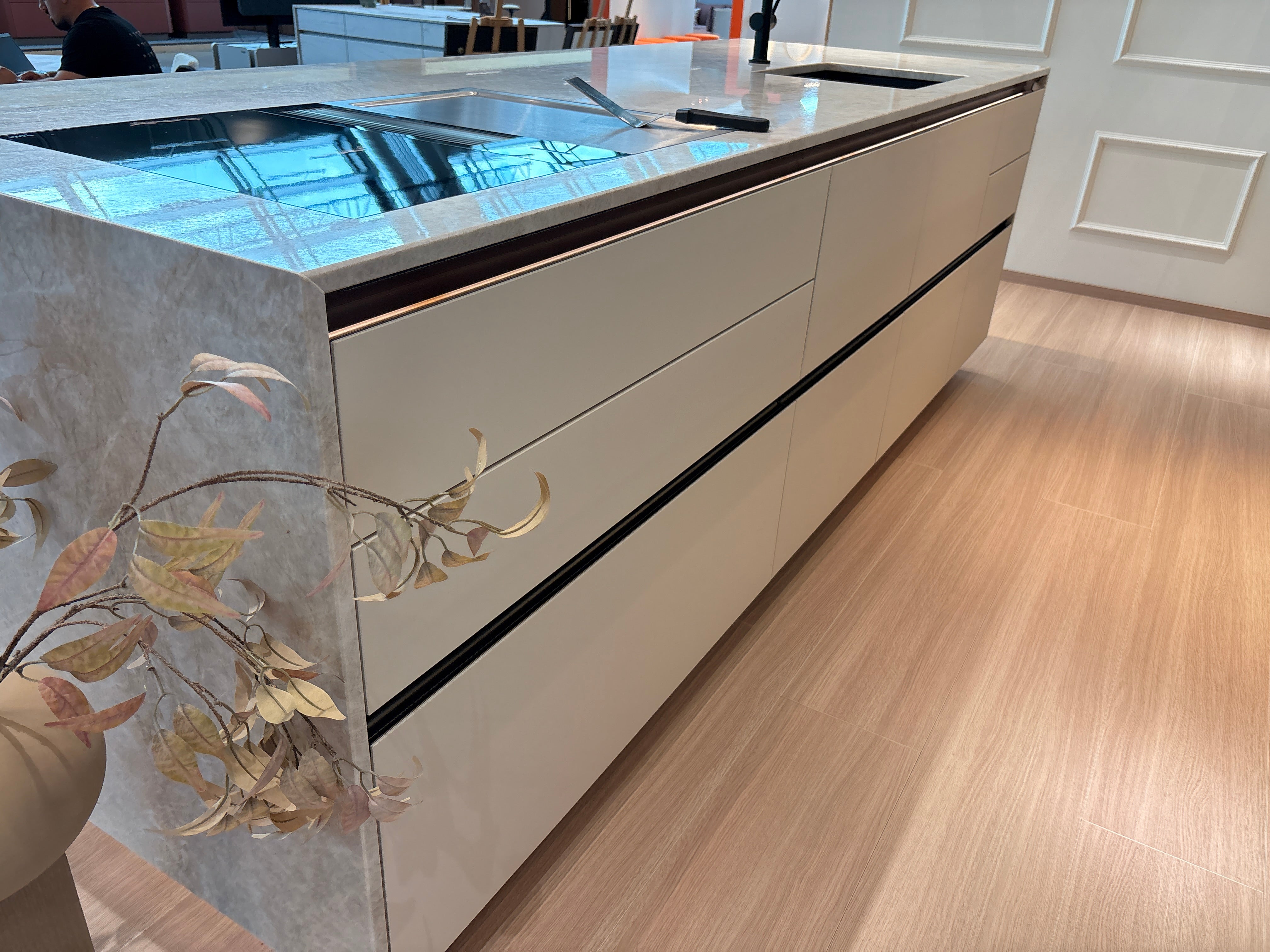 05121 - Luxe eilandkeuken van Pronorm met Bora apparatuur