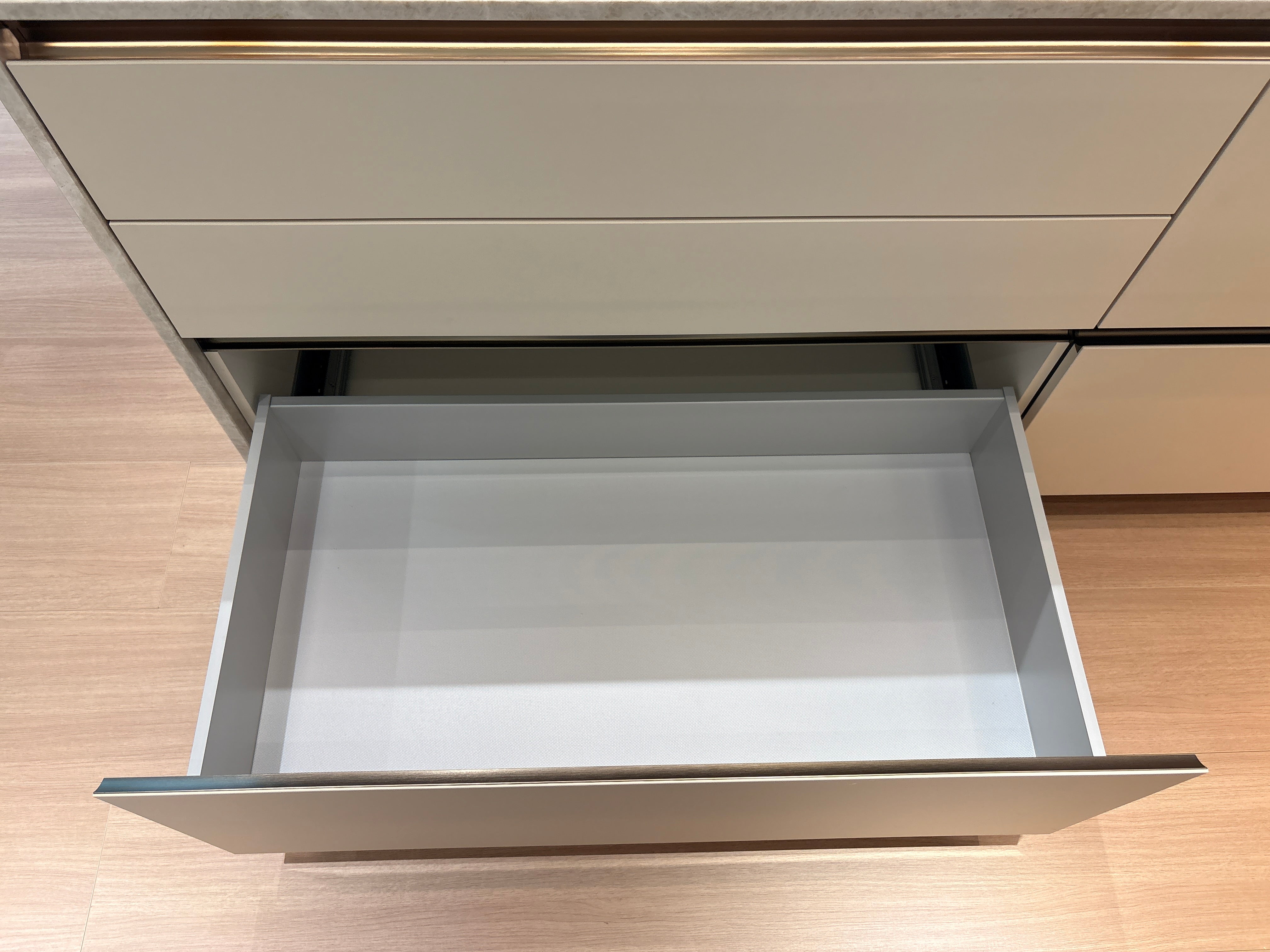 05121 - Luxe eilandkeuken van Pronorm met Bora apparatuur