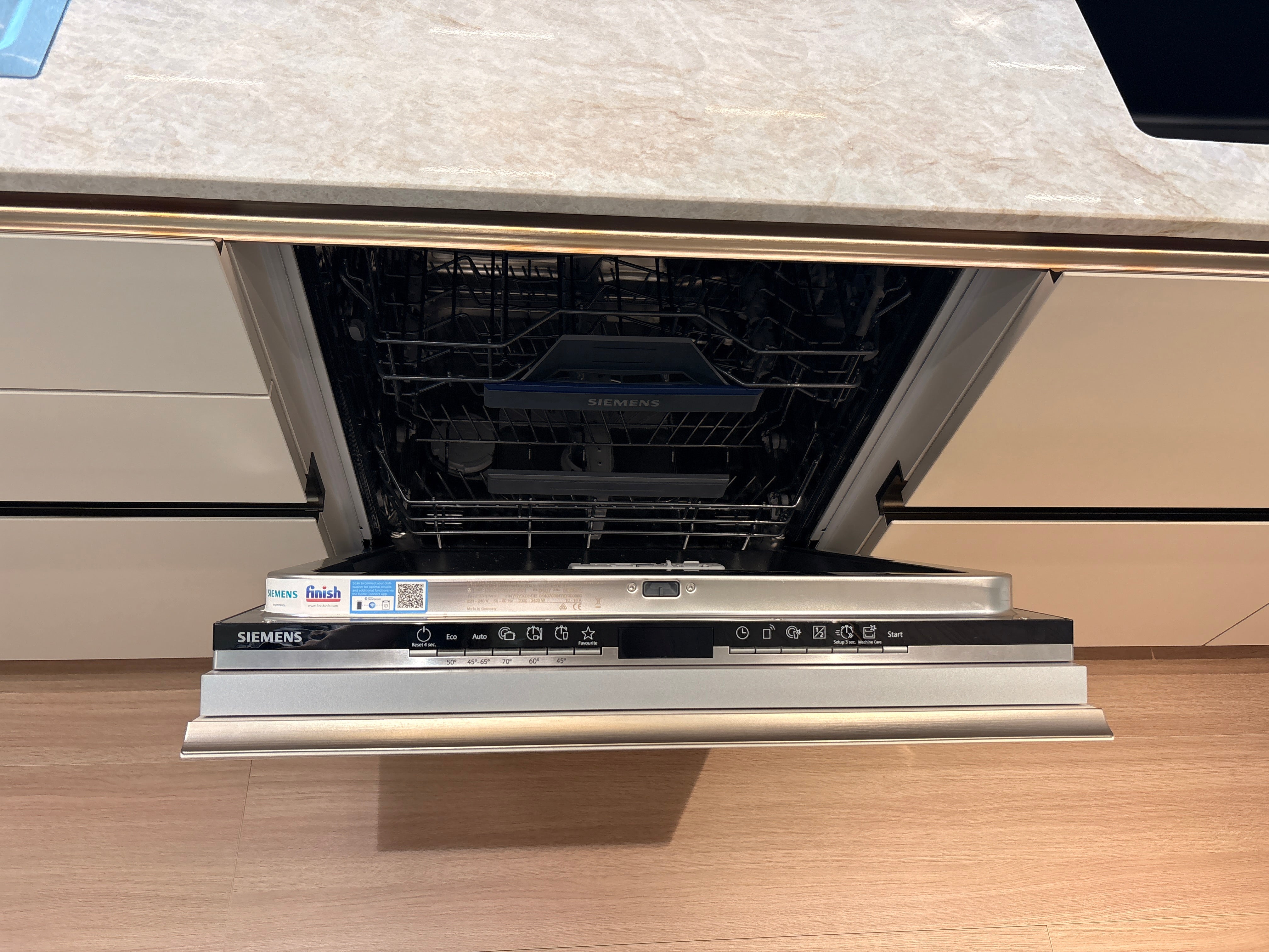 05121 - Luxe eilandkeuken van Pronorm met Bora apparatuur