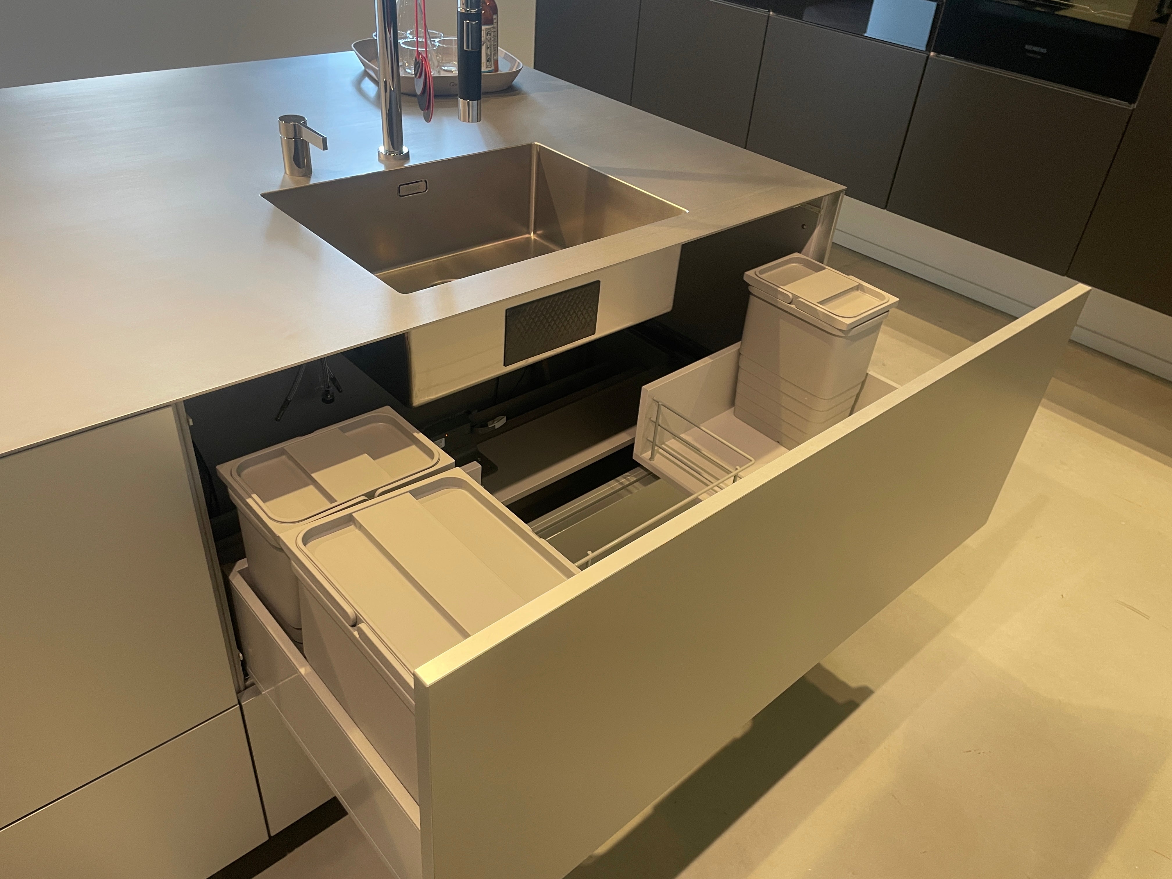 05173 - Luxe eilandkeuken met RVS front